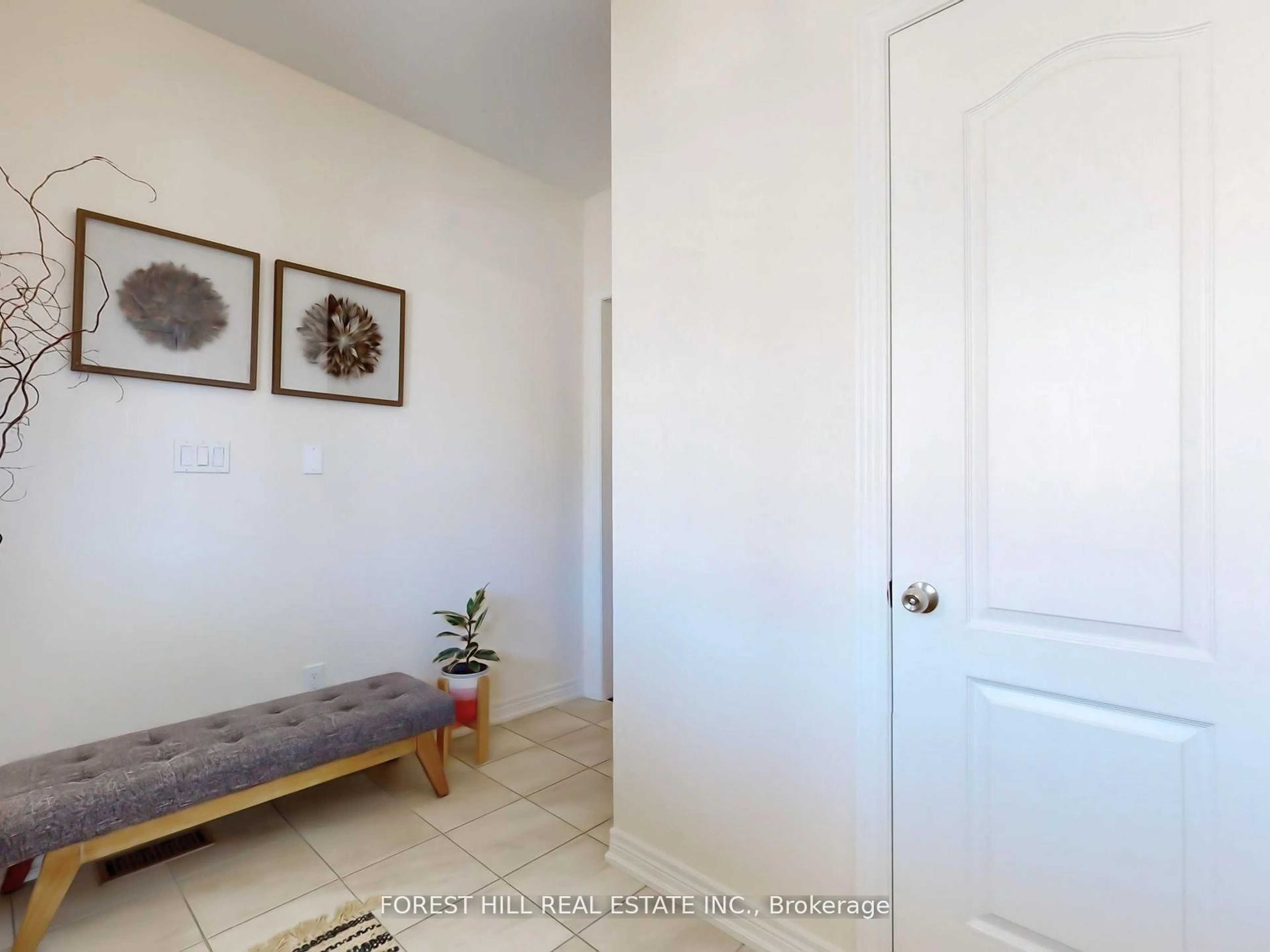 Indoor entryway for 115 Beckett Ave, East Gwillimbury Ontario L9N 0S6