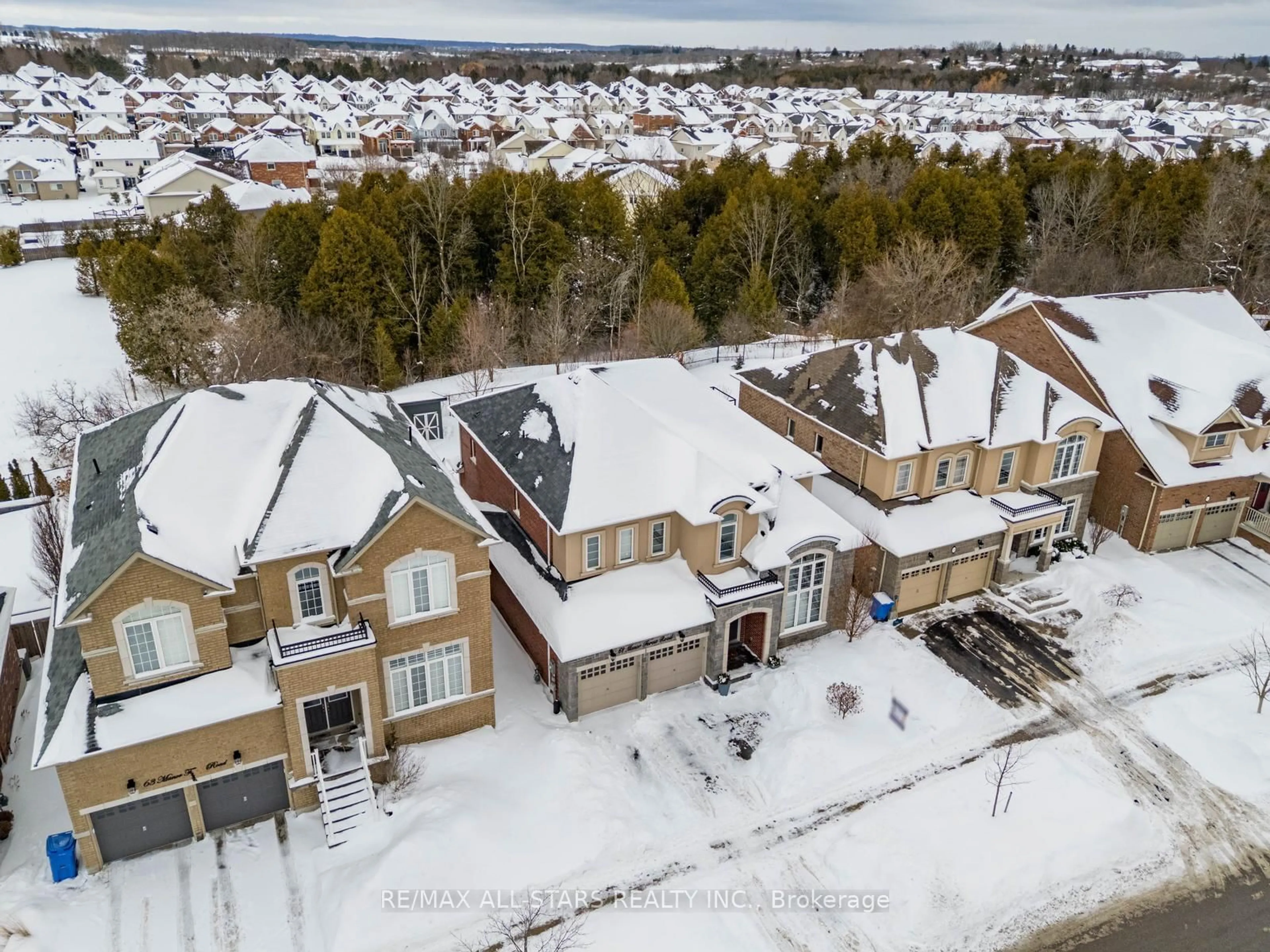 A pic from outside/outdoor area/front of a property/back of a property/a pic from drone, unknown for 61 Manor Forest Rd, East Gwillimbury Ontario L0G 1M0
