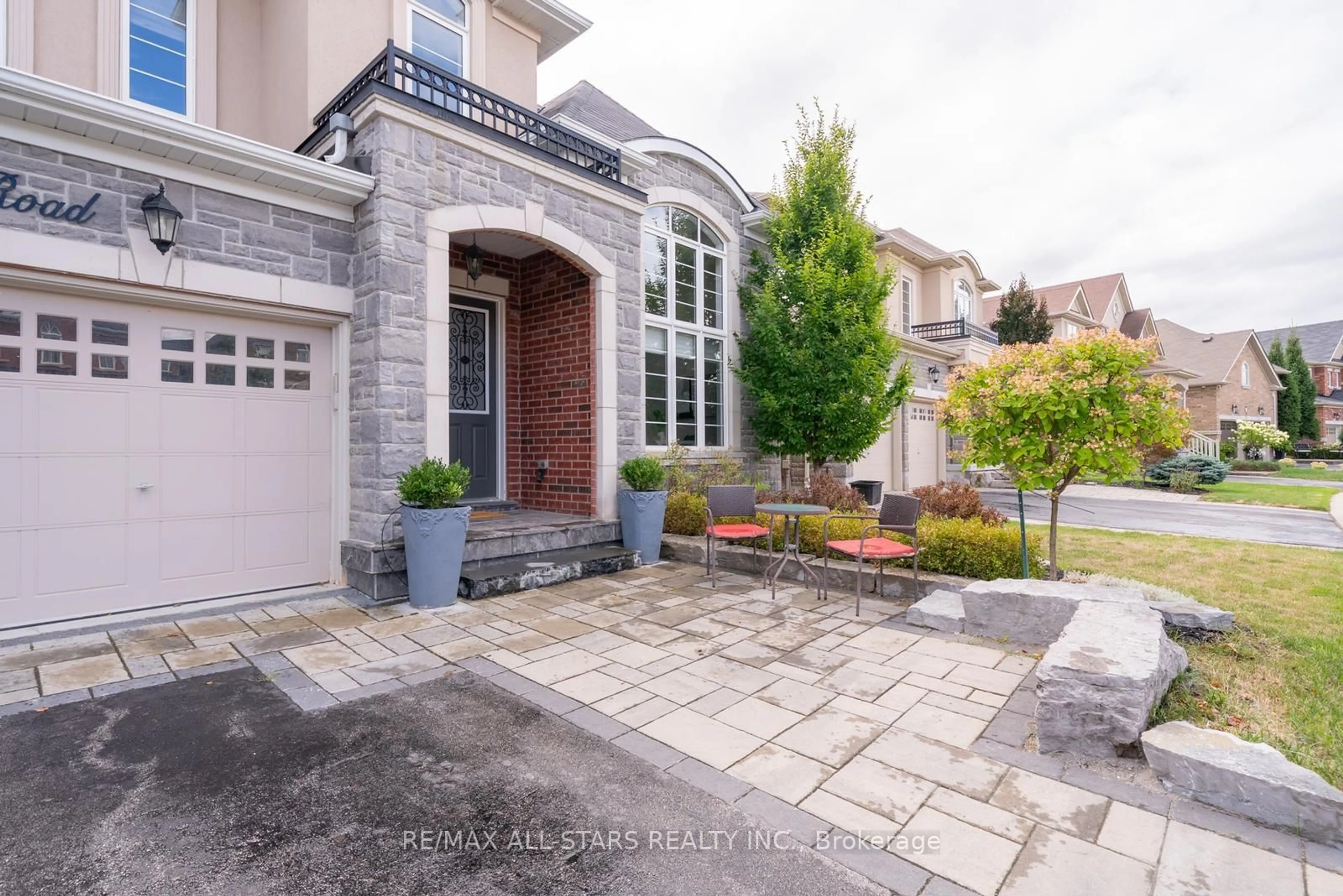 Home with brick exterior material, street for 61 Manor Forest Rd, East Gwillimbury Ontario L0G 1M0