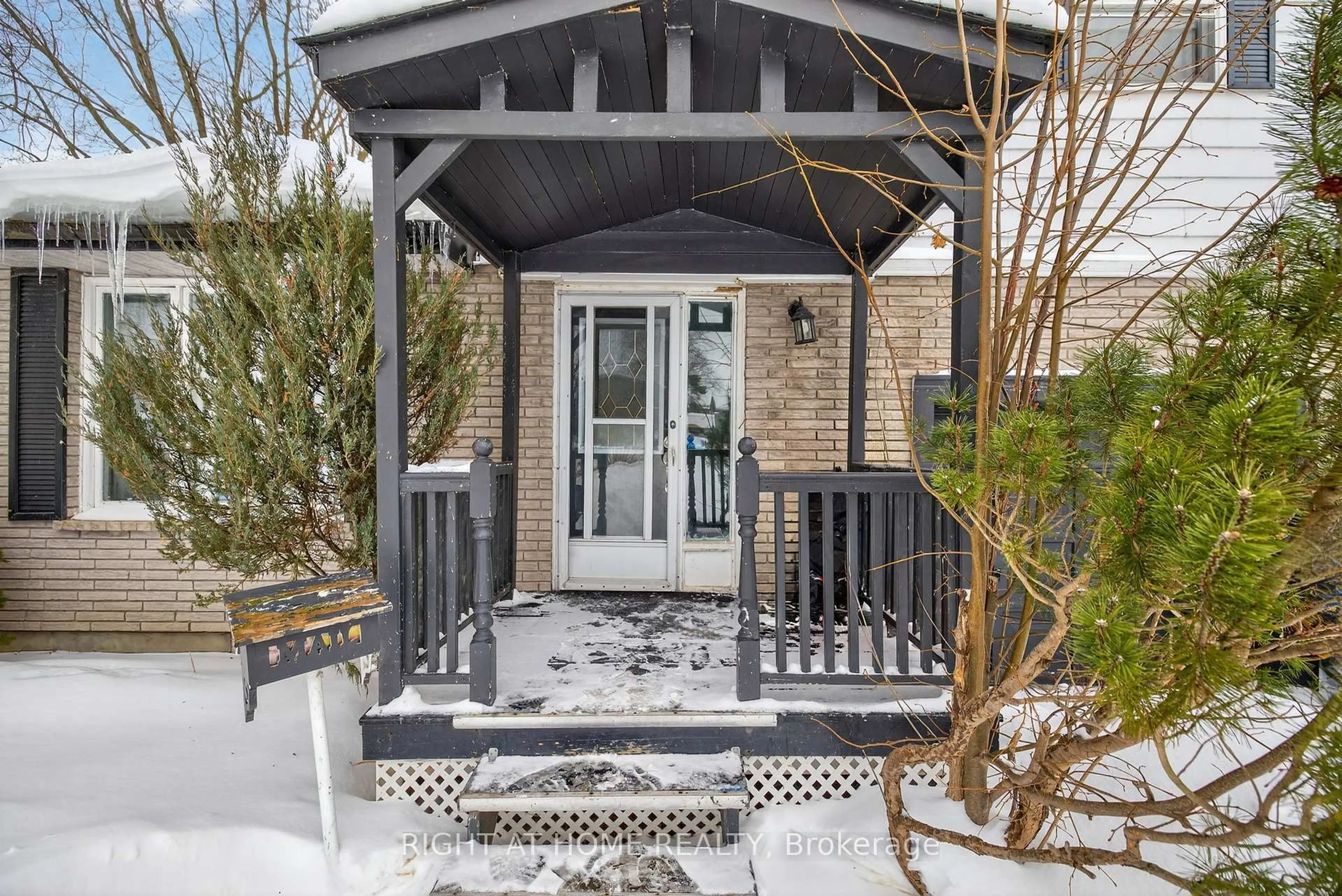 Indoor entryway for 100 Metro Rd, Georgina Ontario L4P 1W2