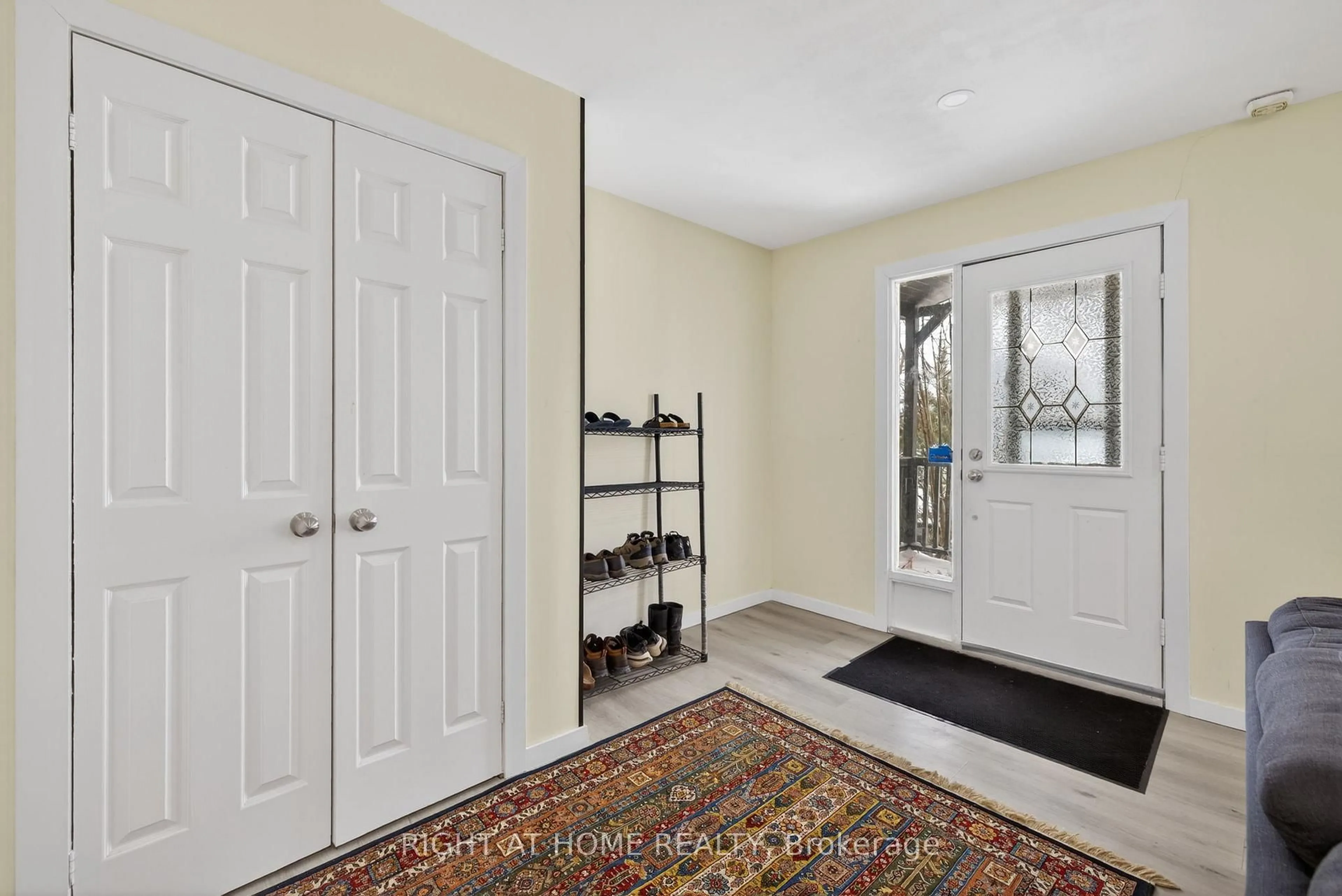 Indoor entryway for 100 Metro Rd, Georgina Ontario L4P 1W2