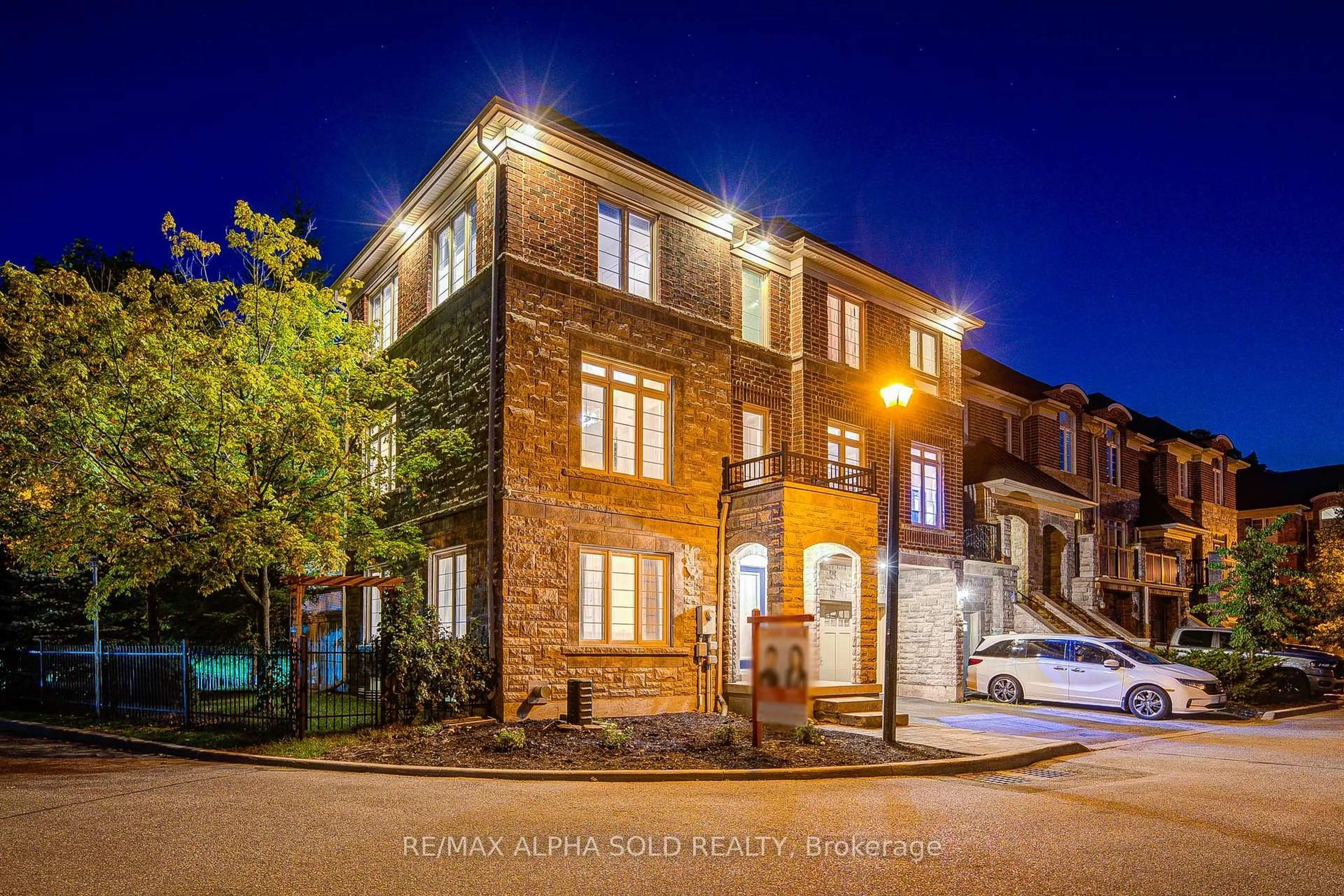 Unknown for 144 Chapman Crt, Aurora Ontario L4G 0E2