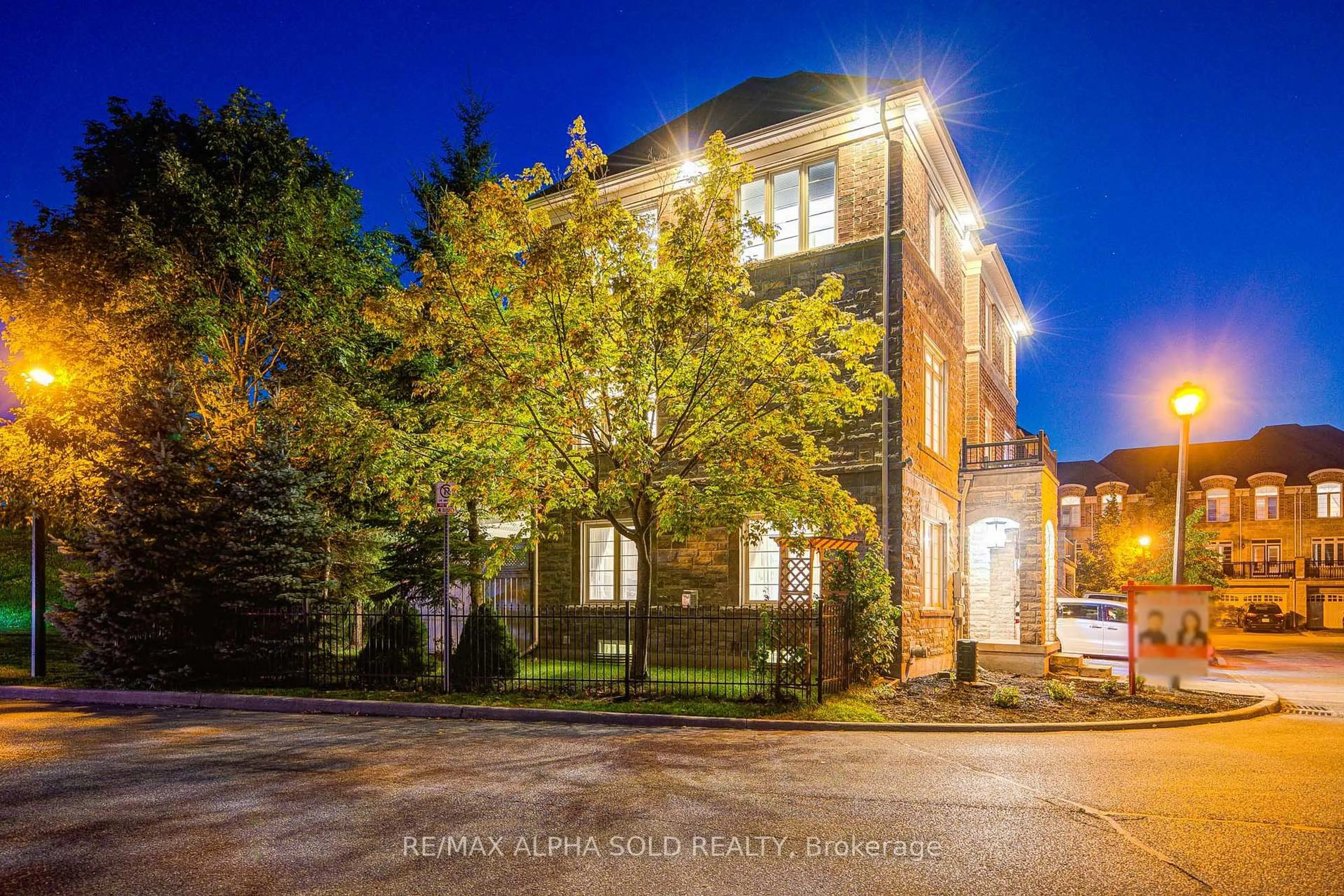 Home with brick exterior material, building for 144 Chapman Crt, Aurora Ontario L4G 0E2