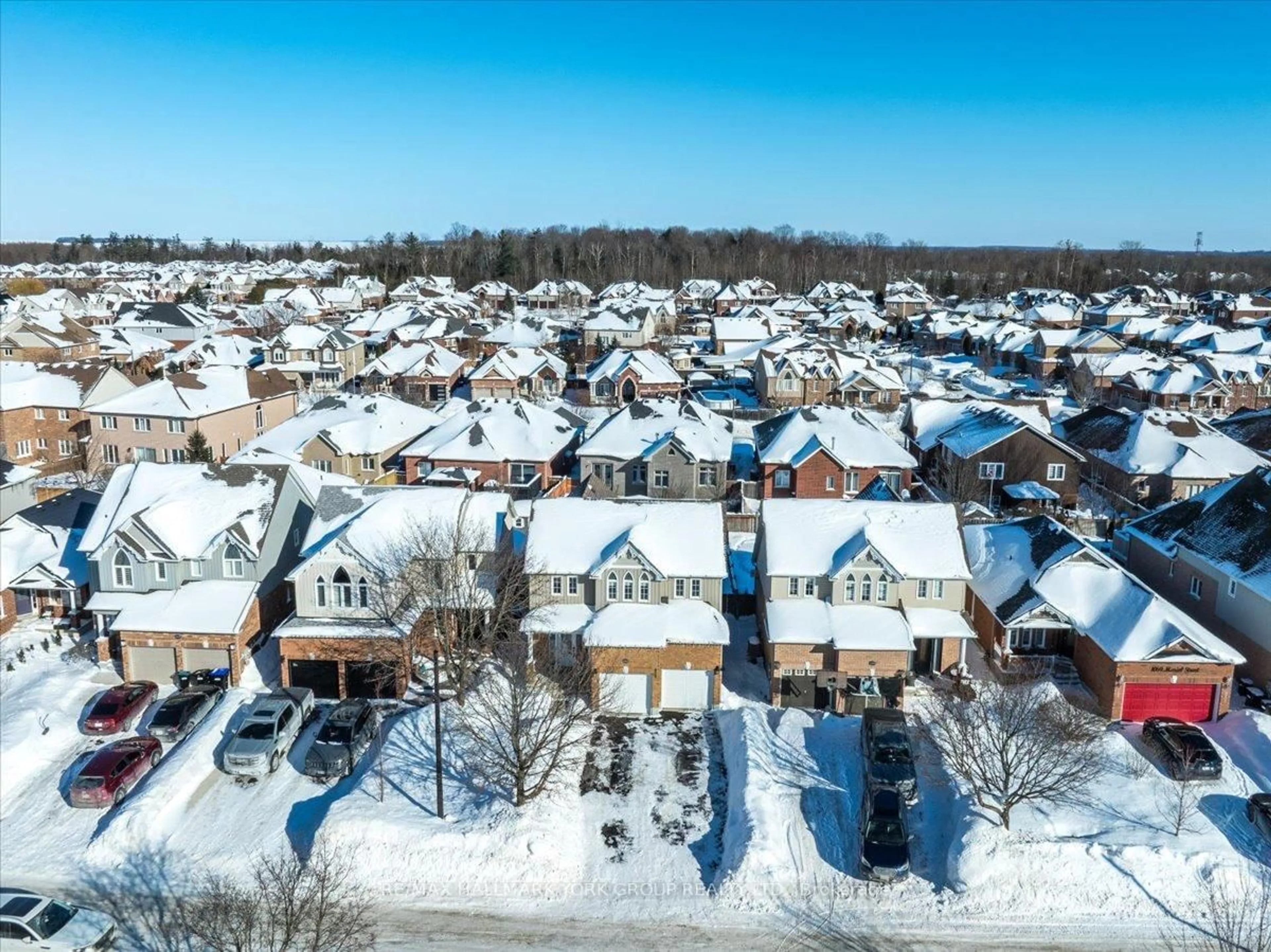 A pic from outside/outdoor area/front of a property/back of a property/a pic from drone, street for 1063 Muriel St, Innisfil Ontario L9S 4W7