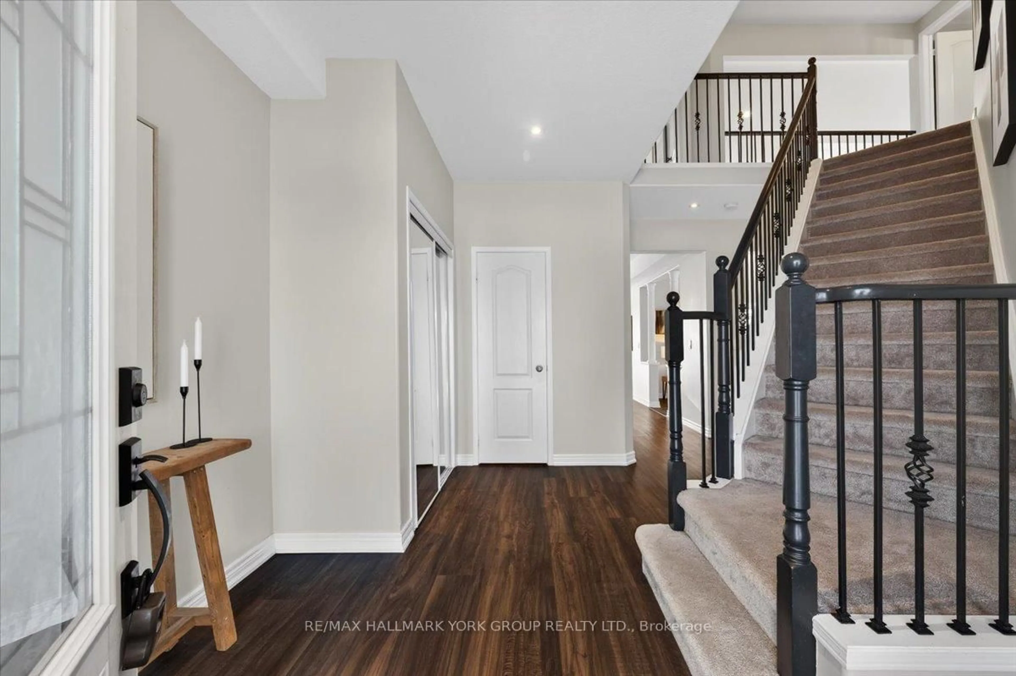 Indoor entryway for 1063 Muriel St, Innisfil Ontario L9S 4W7