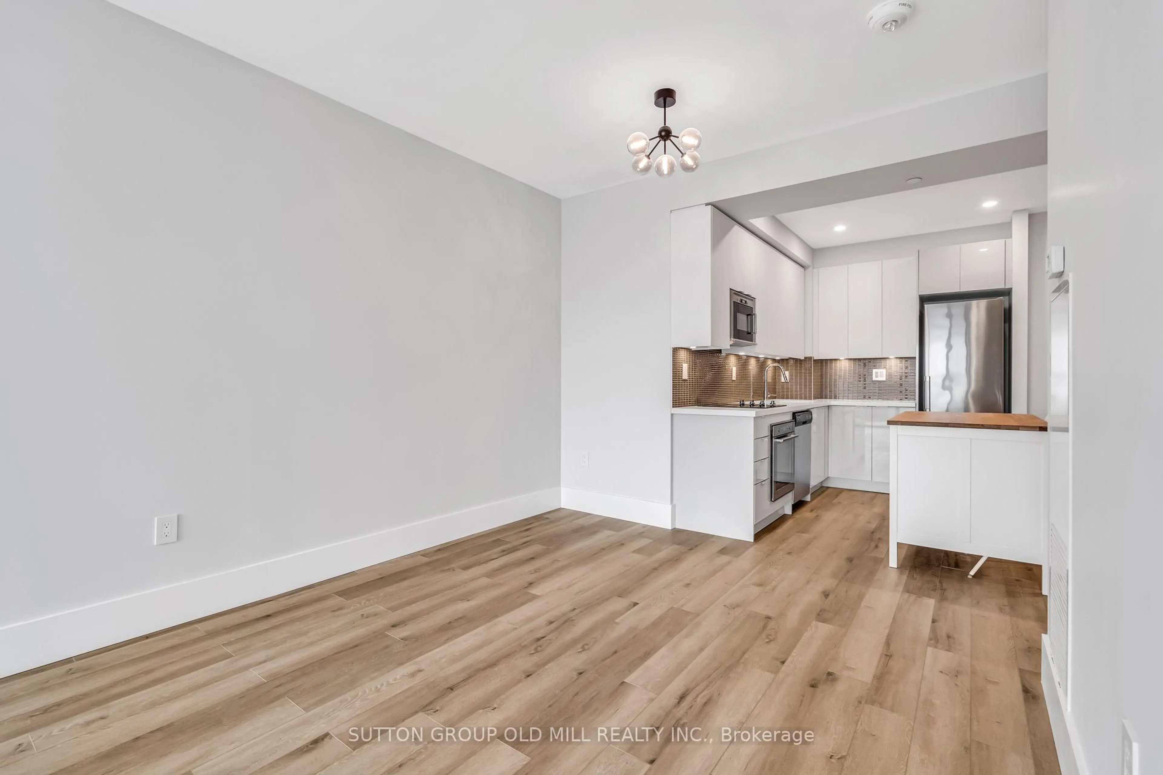 Open concept kitchen, wood/laminate floor for 2916 Highway 7 #401, Vaughan Ontario L4K 0K6