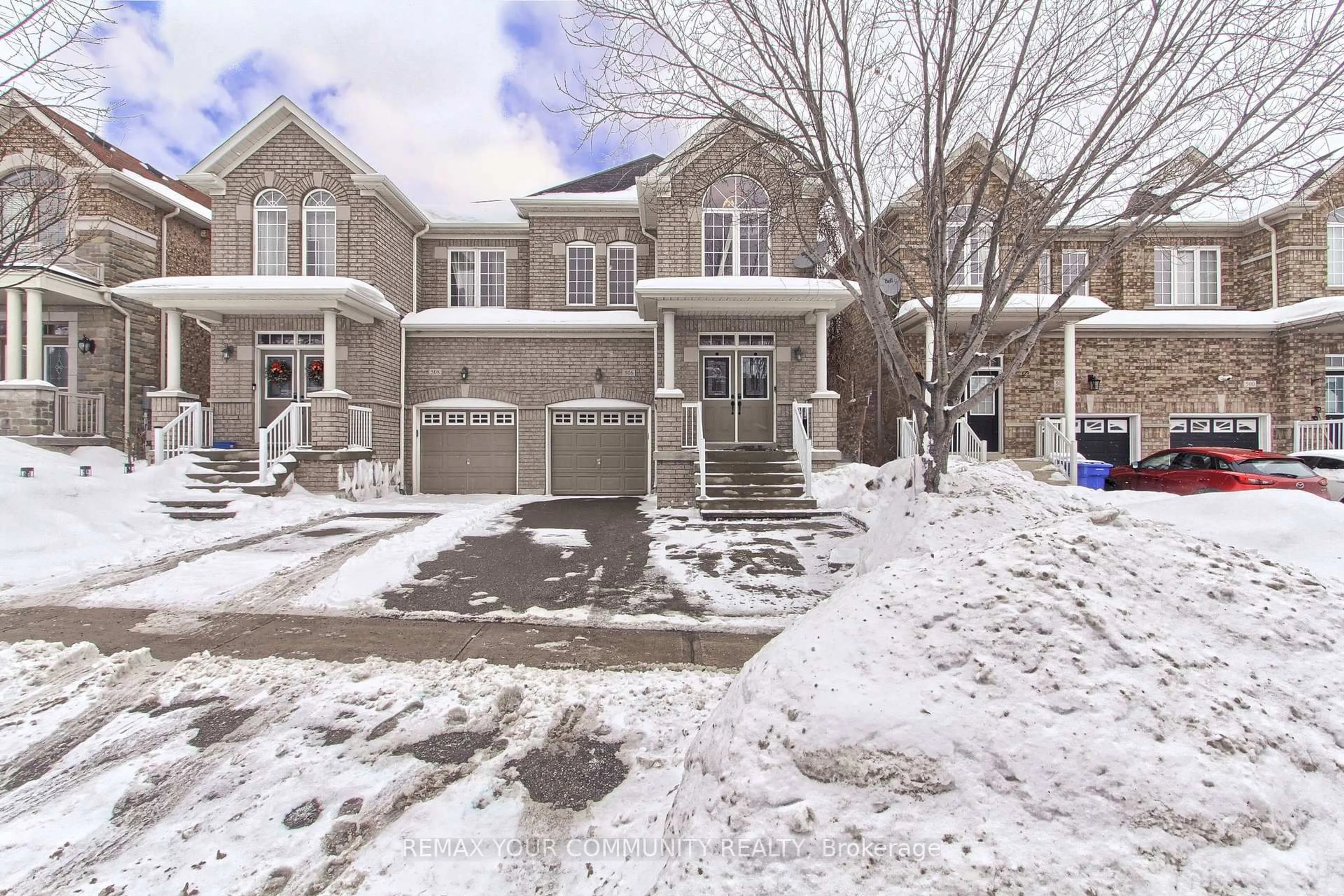 A pic from outside/outdoor area/front of a property/back of a property/a pic from drone, street for 506 Foxcroft Blvd, Newmarket Ontario L3X 3L6