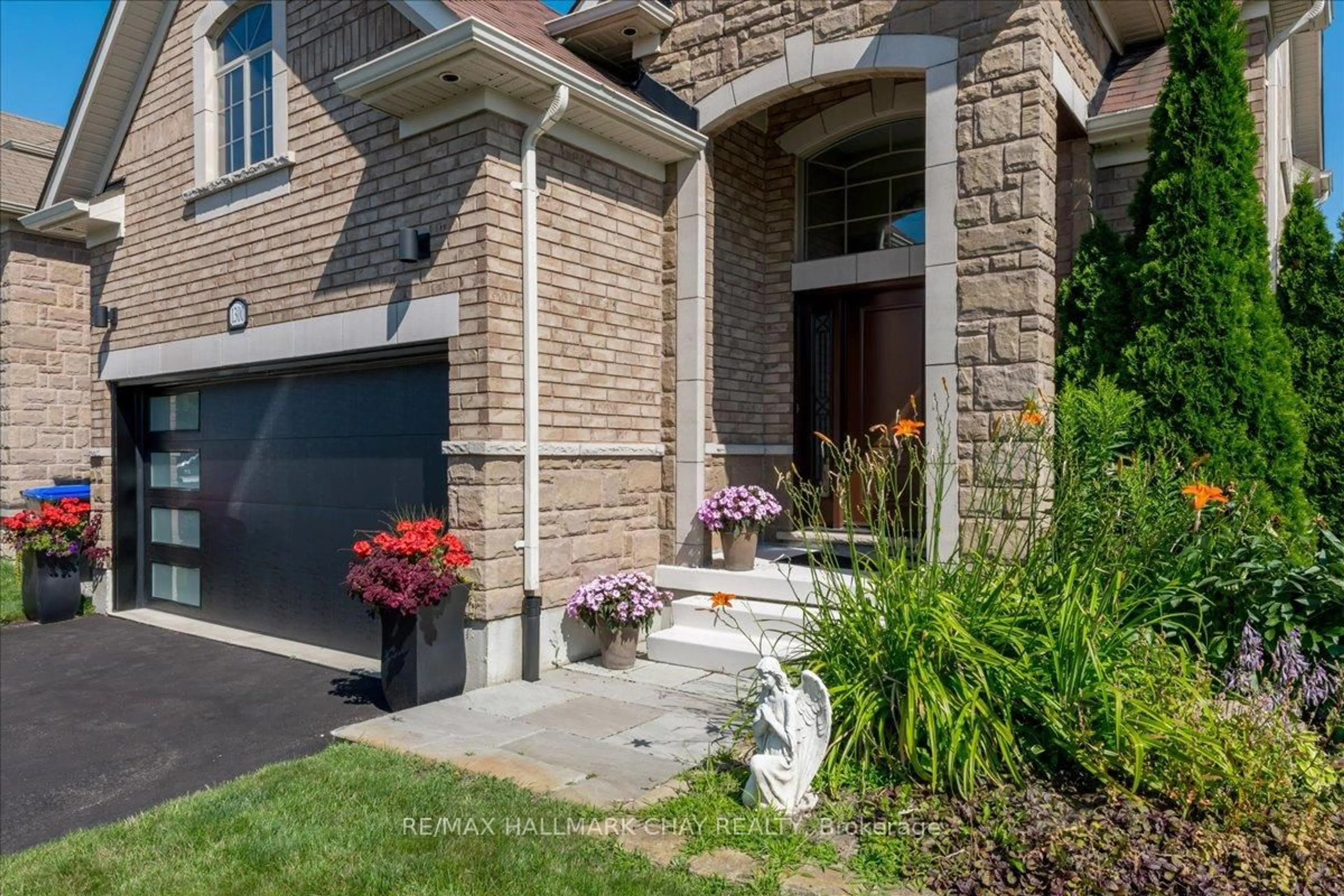 Home with brick exterior material, street for 1300 Hunter St, Innisfil Ontario L9S 0H1