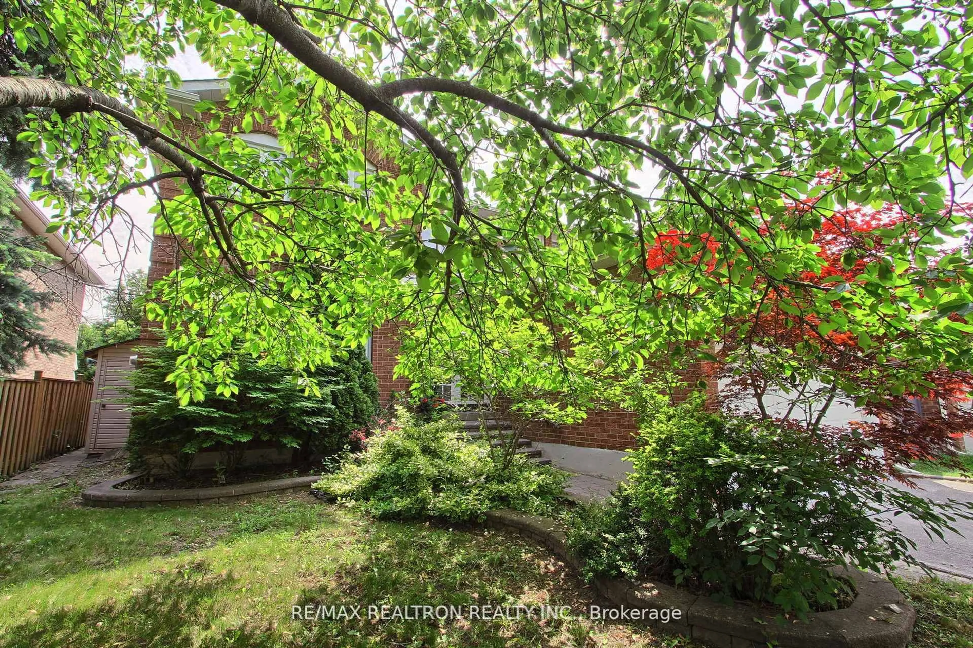 Patio, forest/trees view for 19 Crystal Dr, Richmond Hill Ontario L4C 7Z4