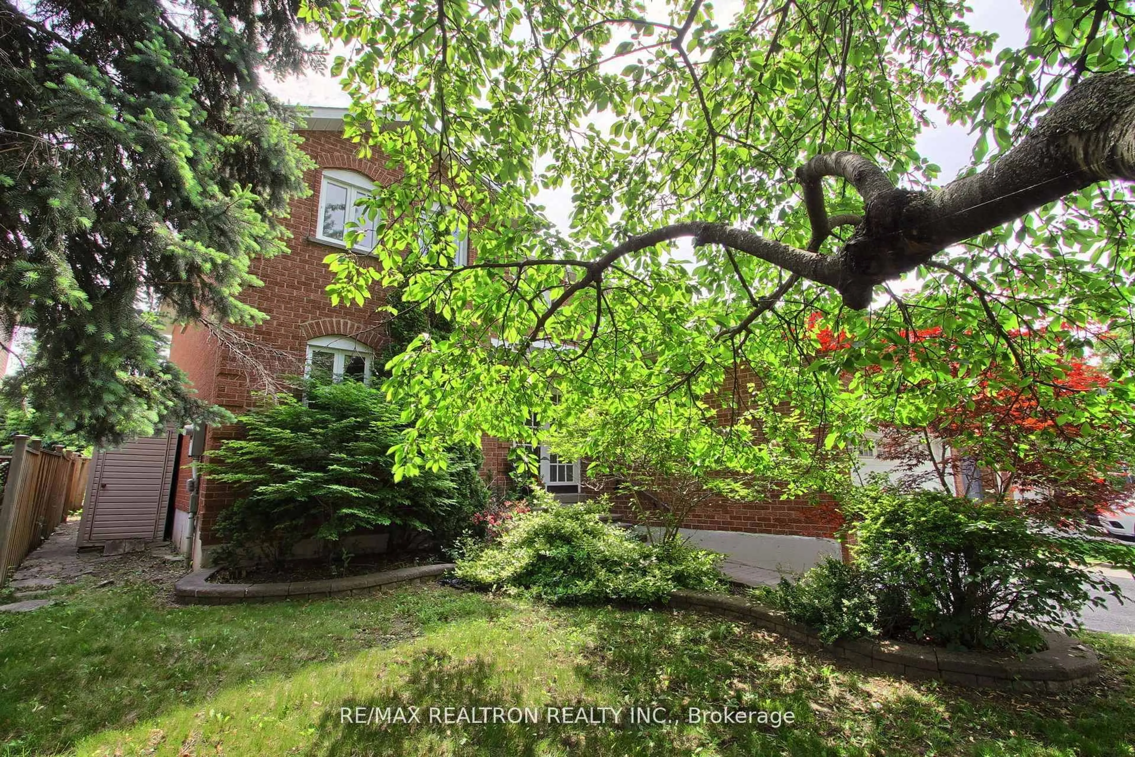 A pic from outside/outdoor area/front of a property/back of a property/a pic from drone, street for 19 Crystal Dr, Richmond Hill Ontario L4C 7Z4