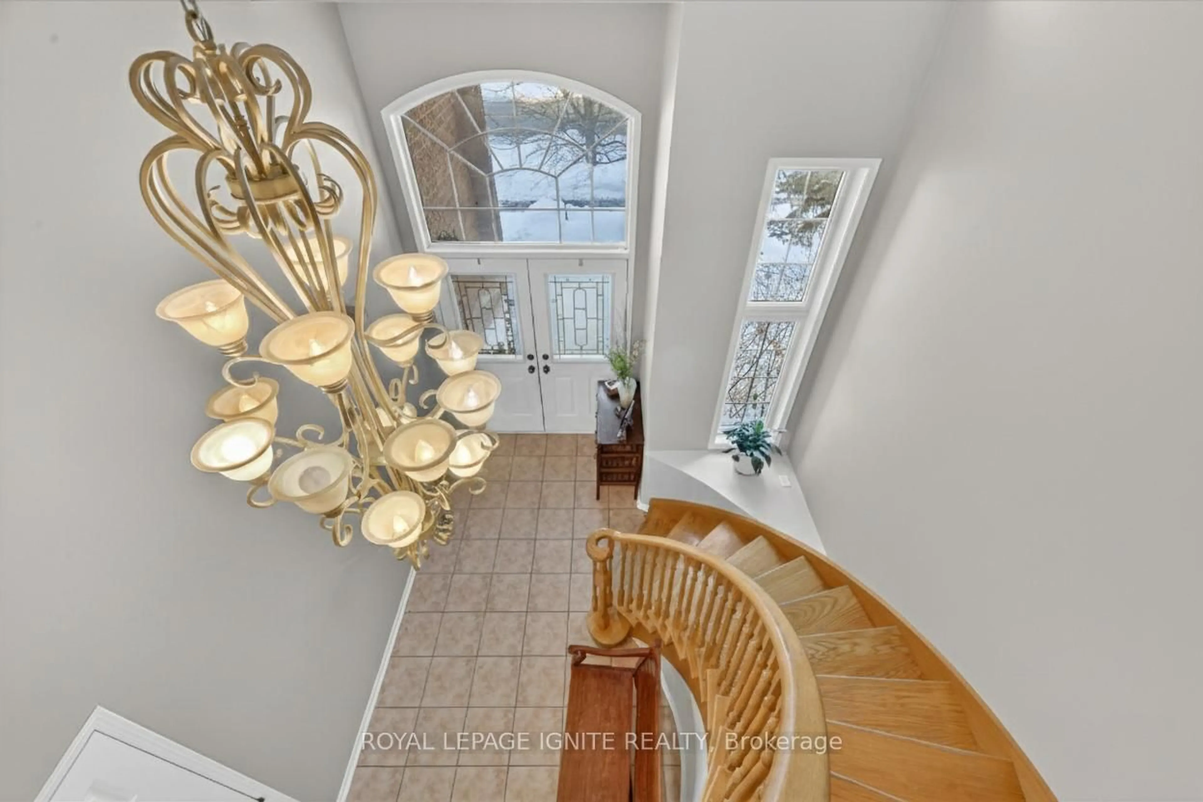 Indoor foyer for 215 Drummond Dr, Vaughan Ontario L6A 3C1