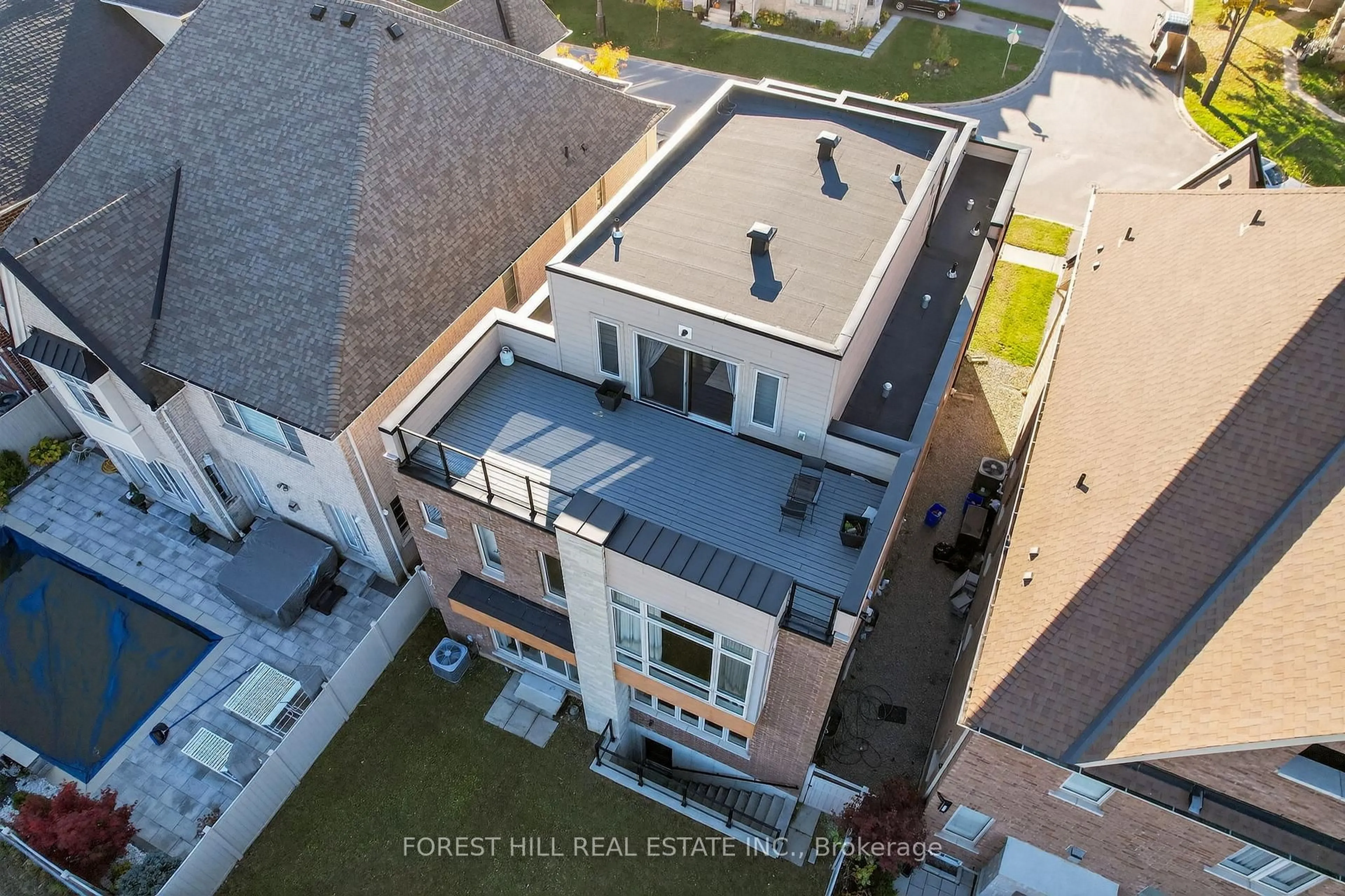 A pic from outside/outdoor area/front of a property/back of a property/a pic from drone, street for 392 Farrell Rd, Vaughan Ontario L6A 4W8