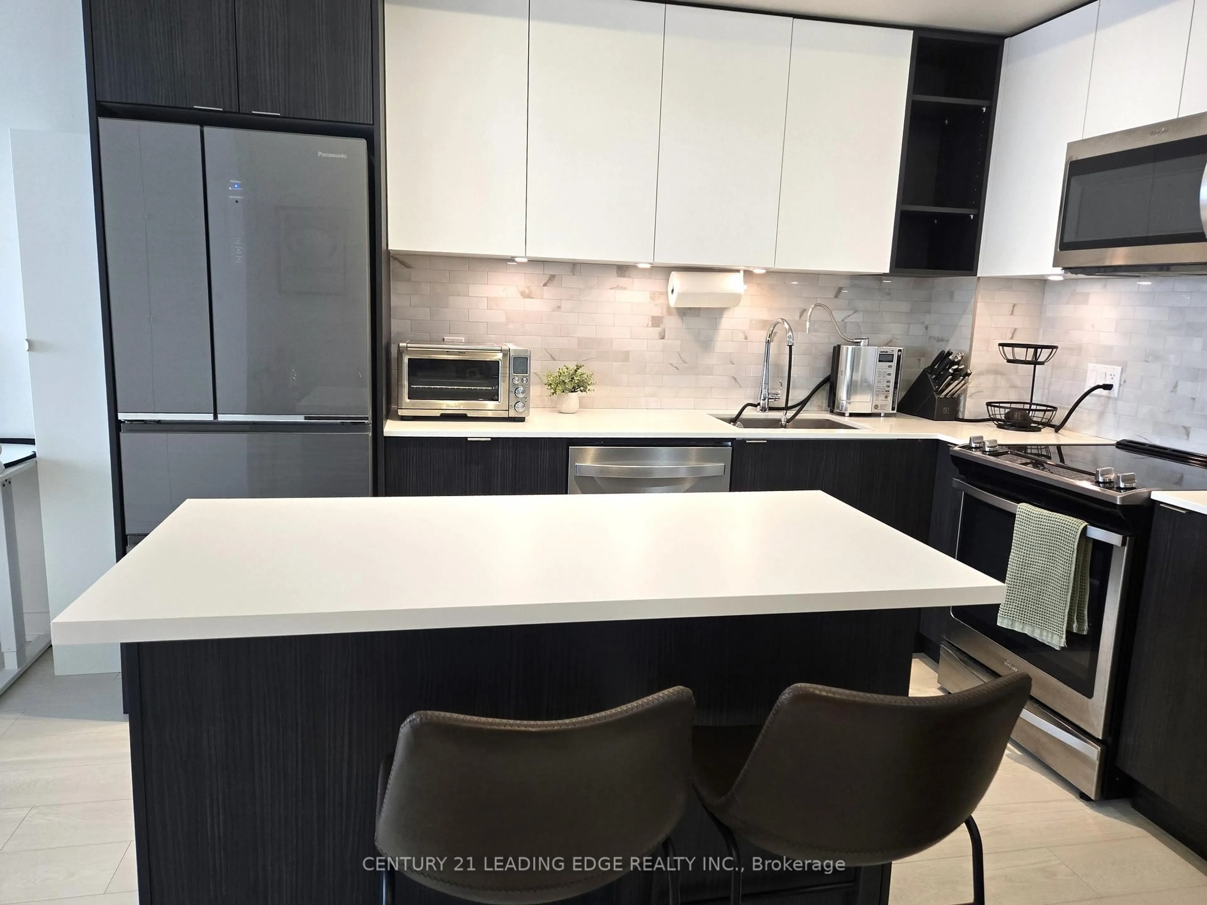 Contemporary kitchen, unknown for 100 Eagle Rock Way #925, Vaughan Ontario L6A 5B0