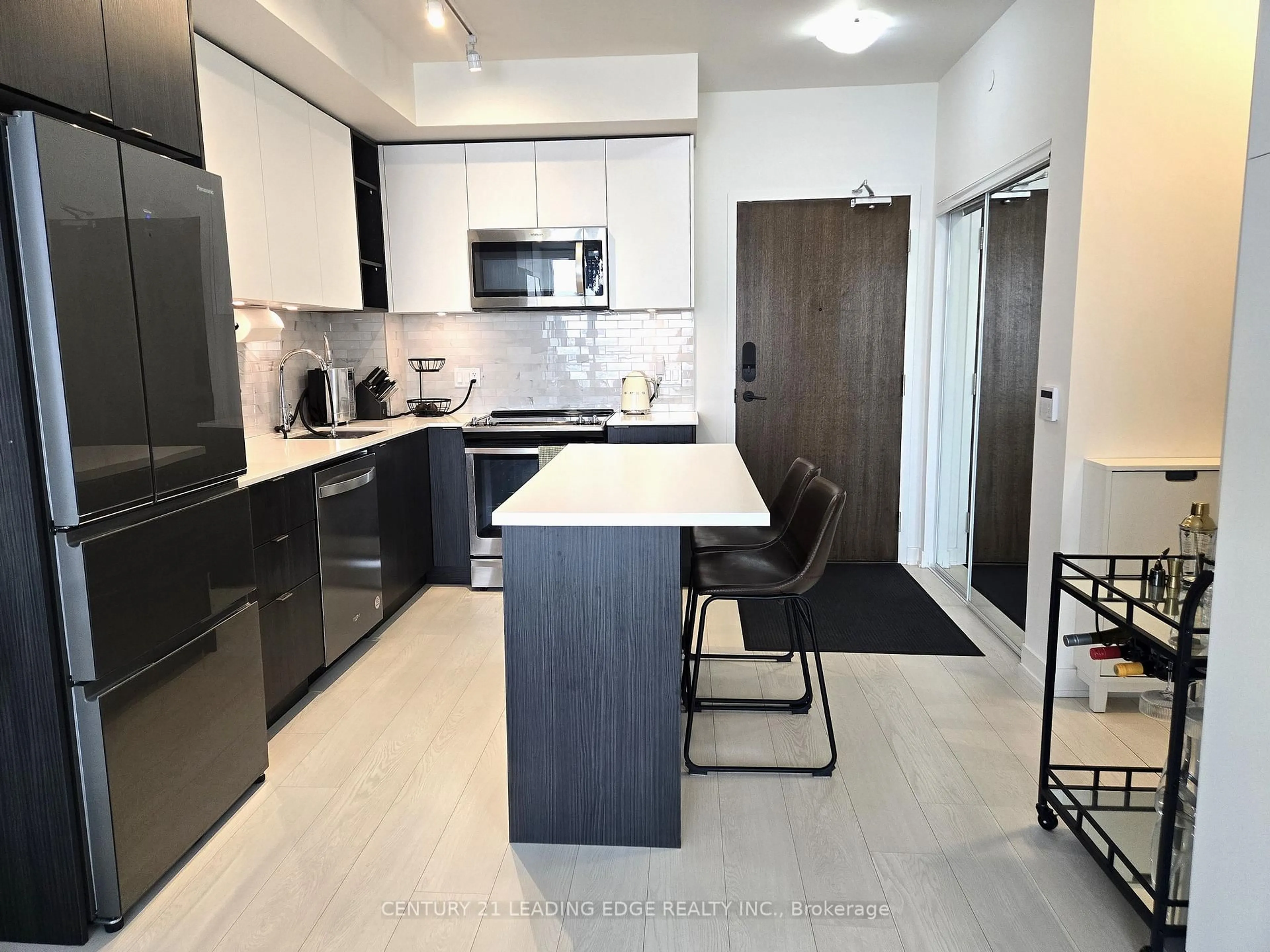 Open concept kitchen, ceramic/tile floor for 100 Eagle Rock Way #925, Vaughan Ontario L6A 5B0