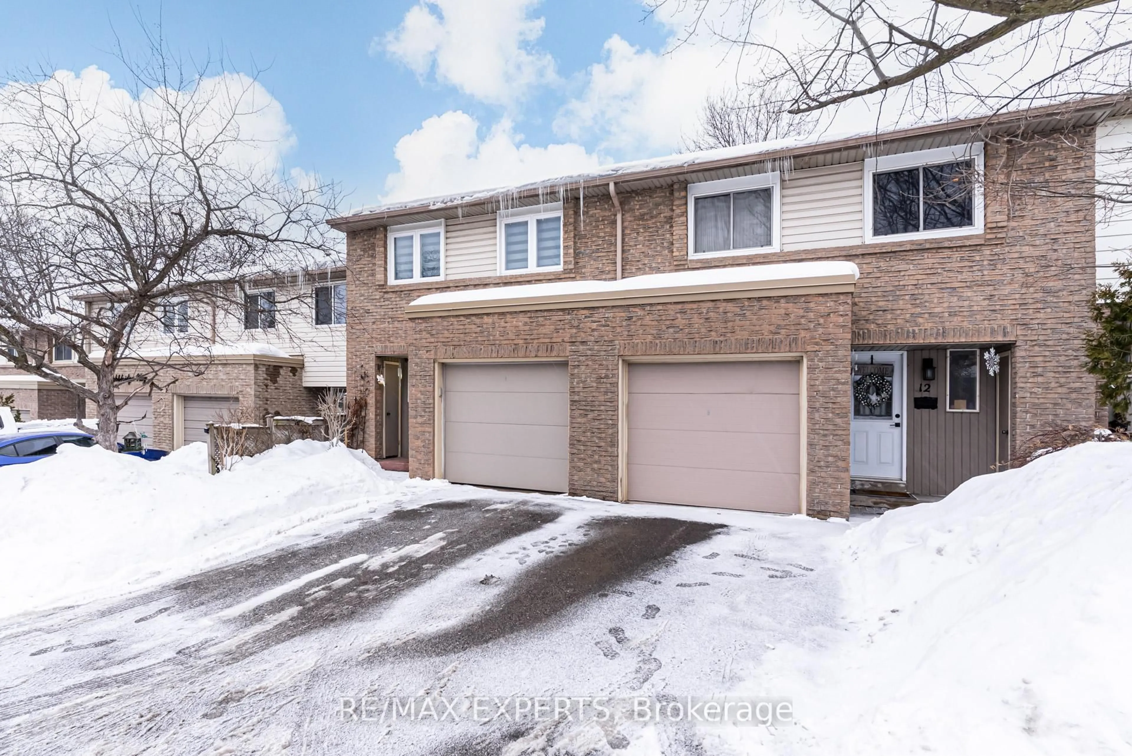 A pic from outside/outdoor area/front of a property/back of a property/a pic from drone, street for 10 Knightsbridge Way, Markham Ontario L3P 3W5