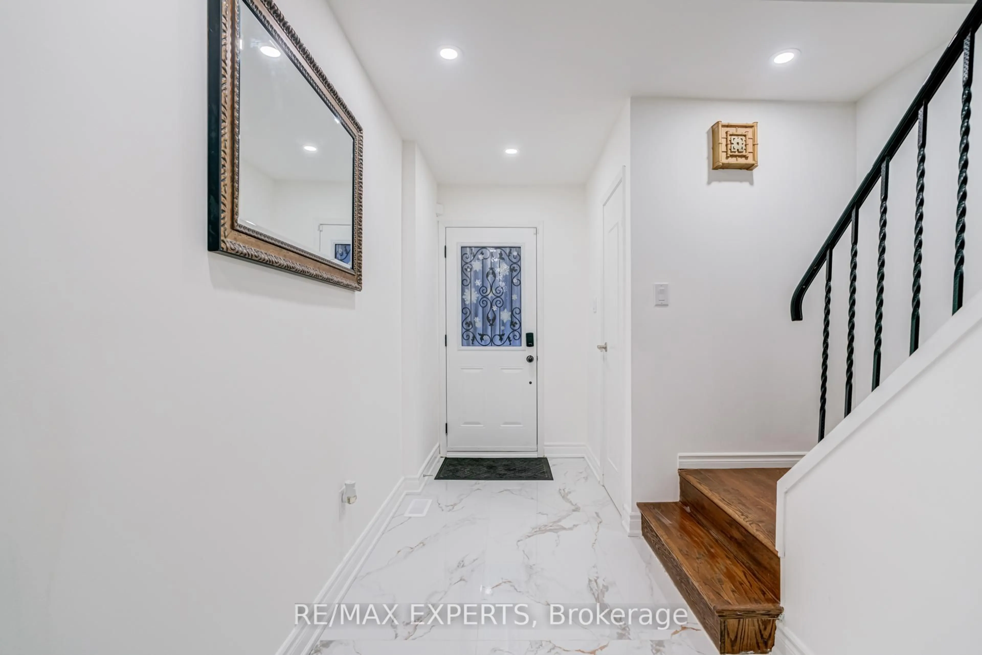 Indoor entryway for 10 Knightsbridge Way, Markham Ontario L3P 3W5