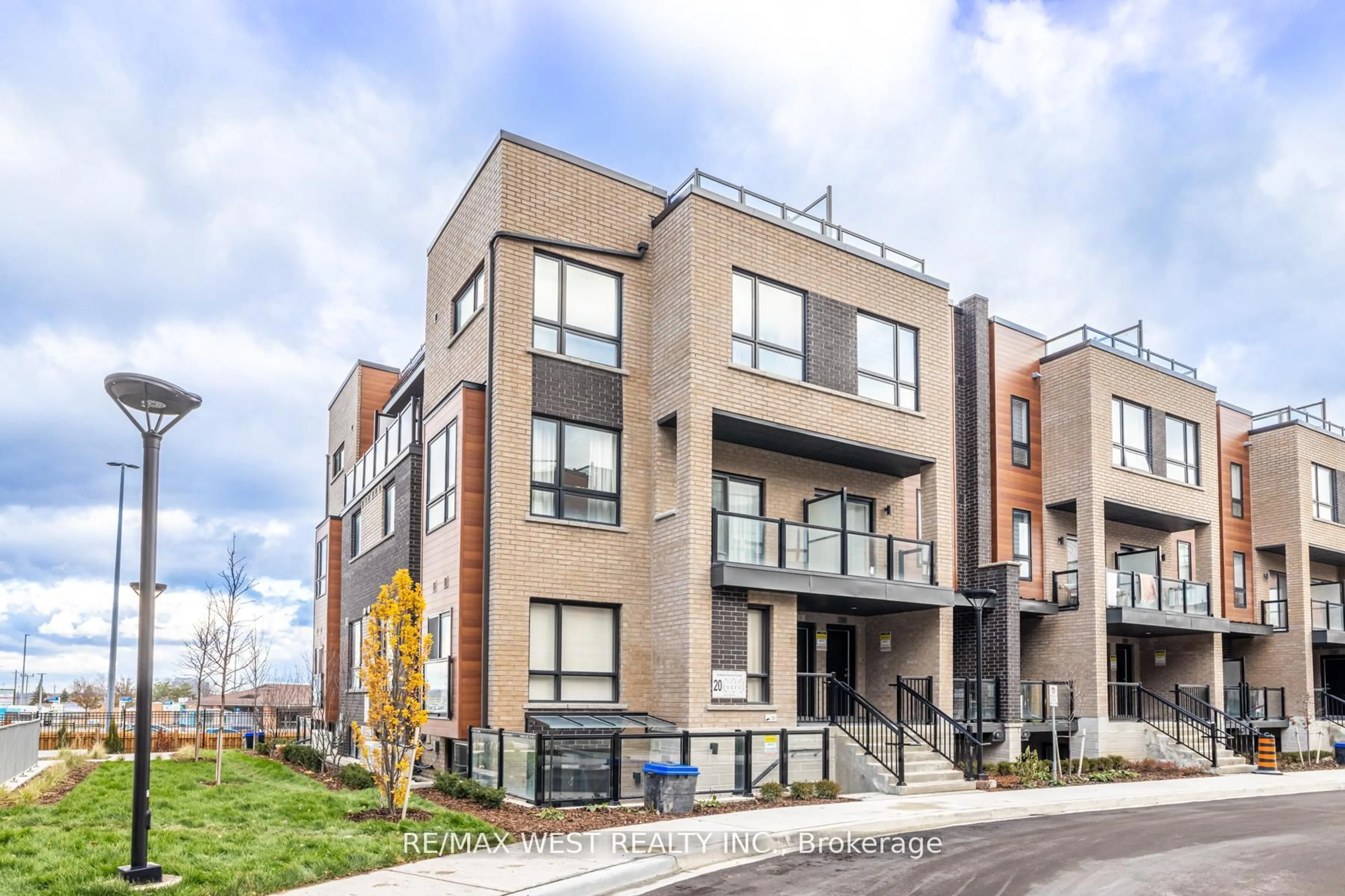 Home with brick exterior material, building for 20 Lytham Green Circ #28, Newmarket Ontario L3Y 0H4