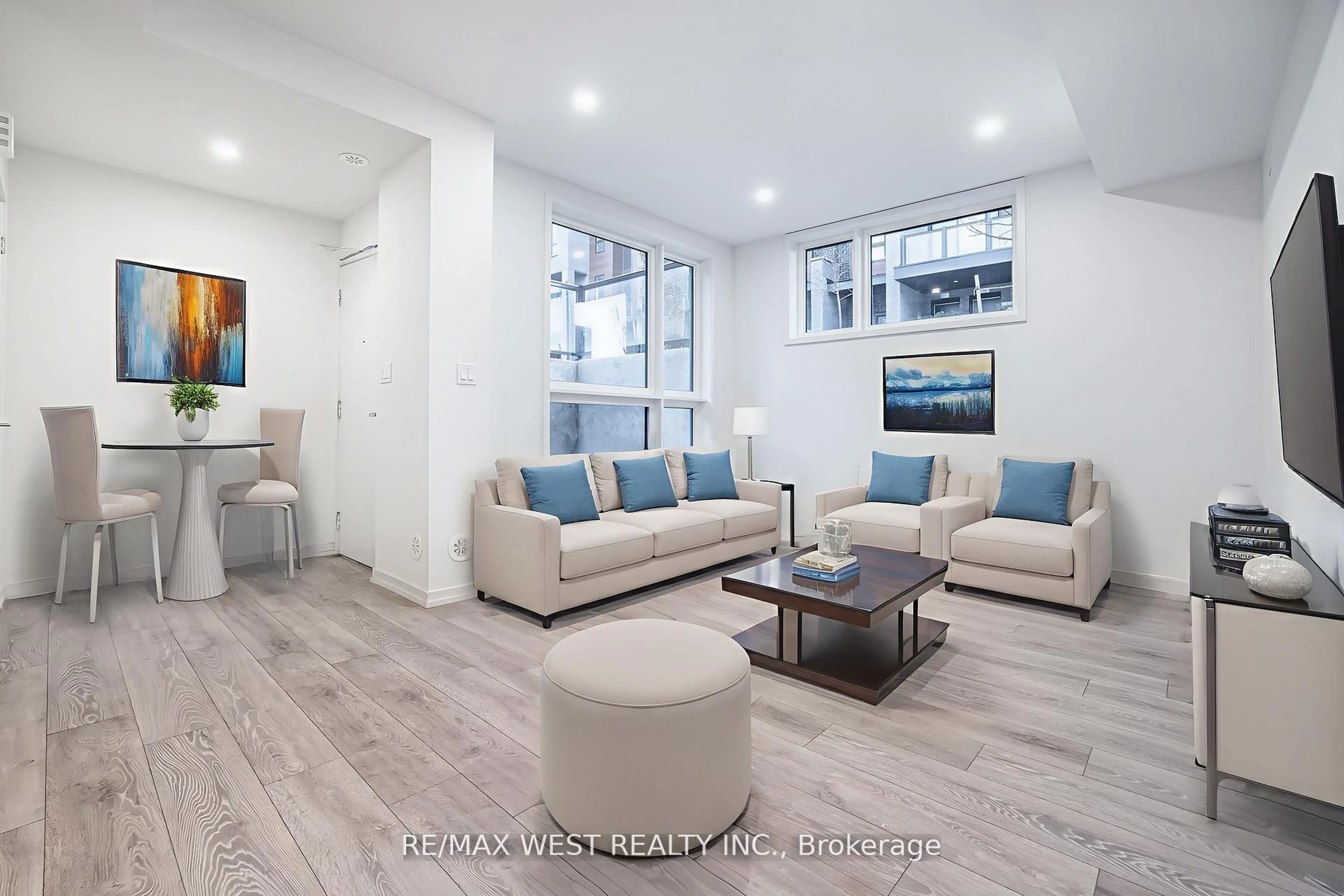 Living room with furniture, unknown for 20 Lytham Green Circ #28, Newmarket Ontario L3Y 0H4