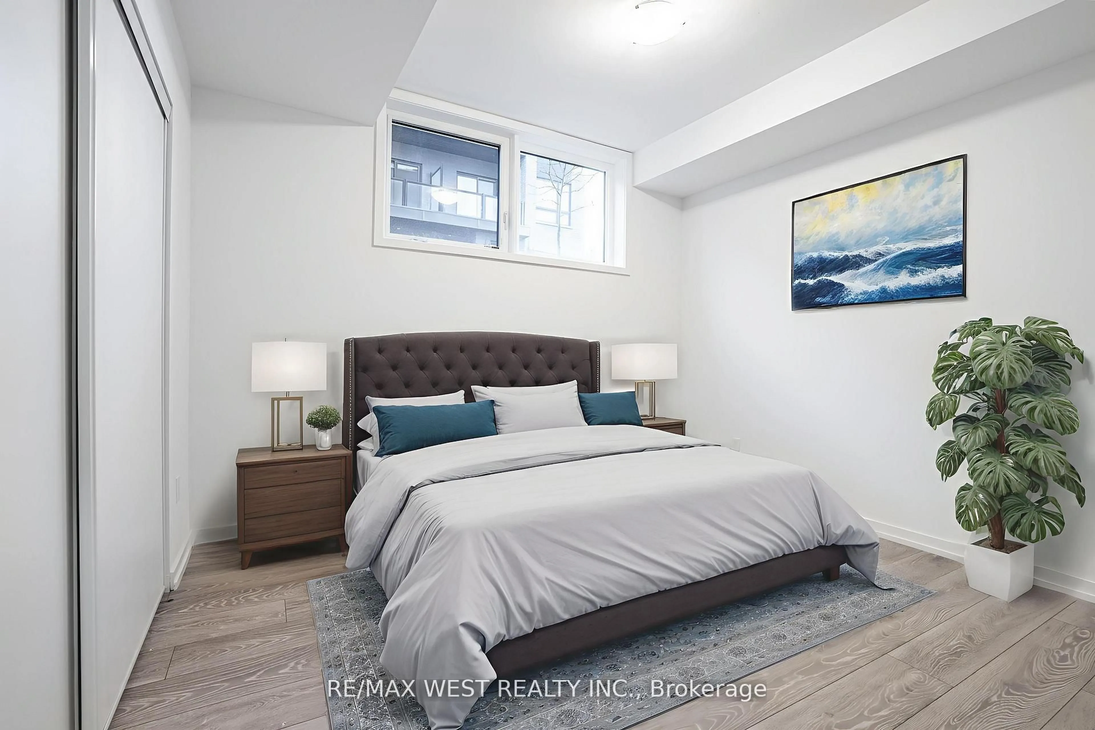 Bedroom with bed, unknown for 20 Lytham Green Circ #28, Newmarket Ontario L3Y 0H4