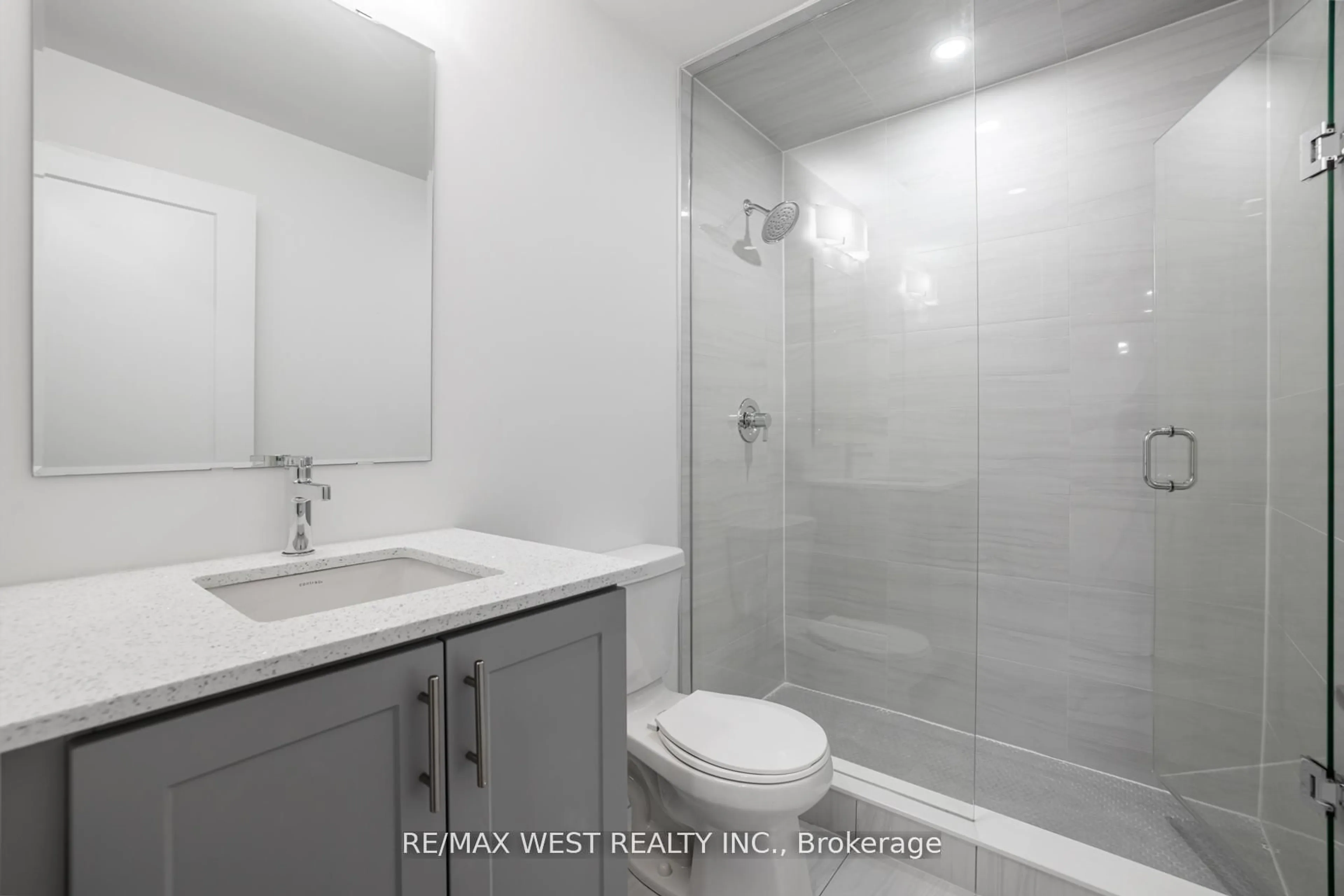 Standard bathroom, ceramic/tile floor for 20 Lytham Green Circ #28, Newmarket Ontario L3Y 0H4