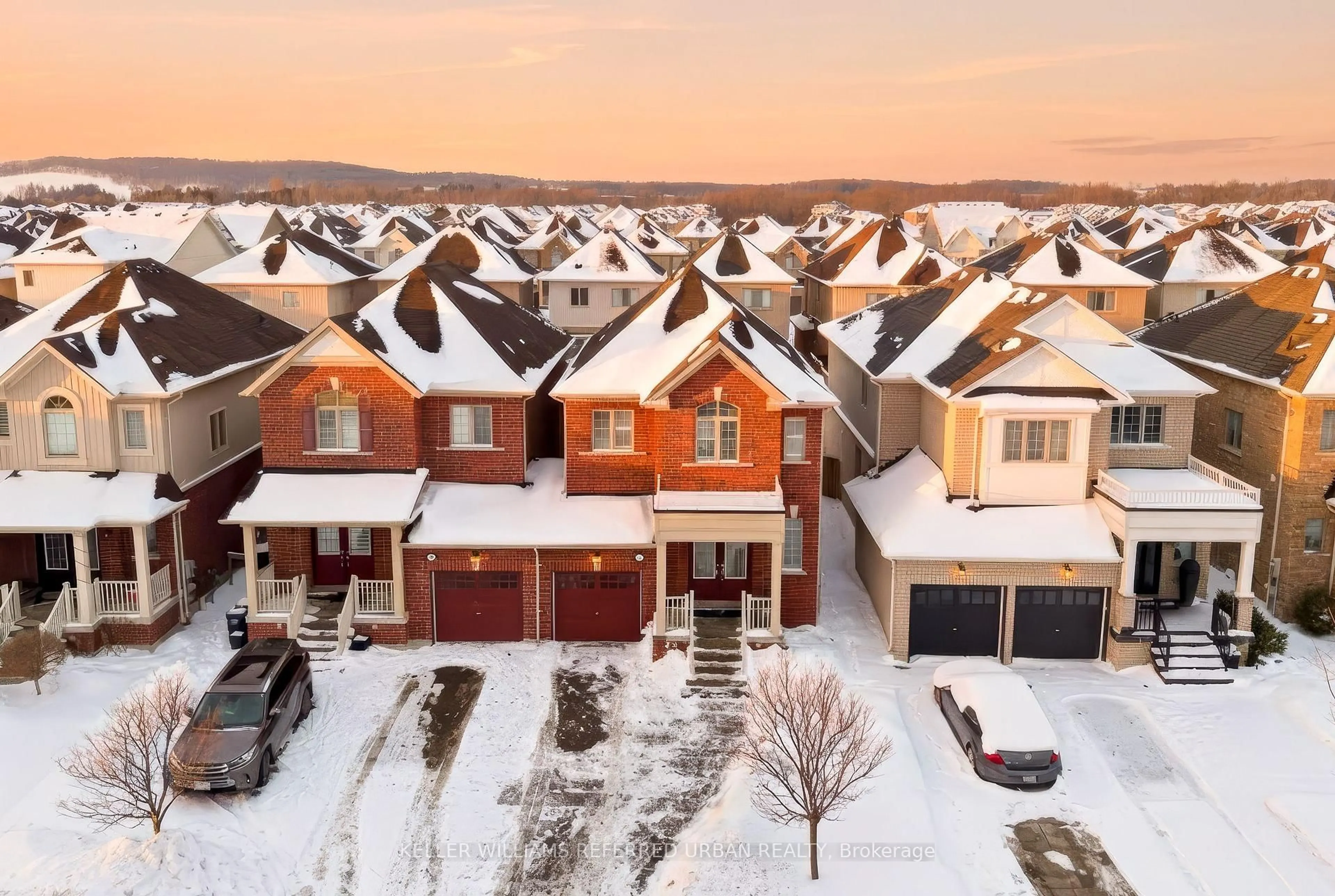 A pic from outside/outdoor area/front of a property/back of a property/a pic from drone, mountain view for 51 Weaver Terr, New Tecumseth Ontario L0G 1W0