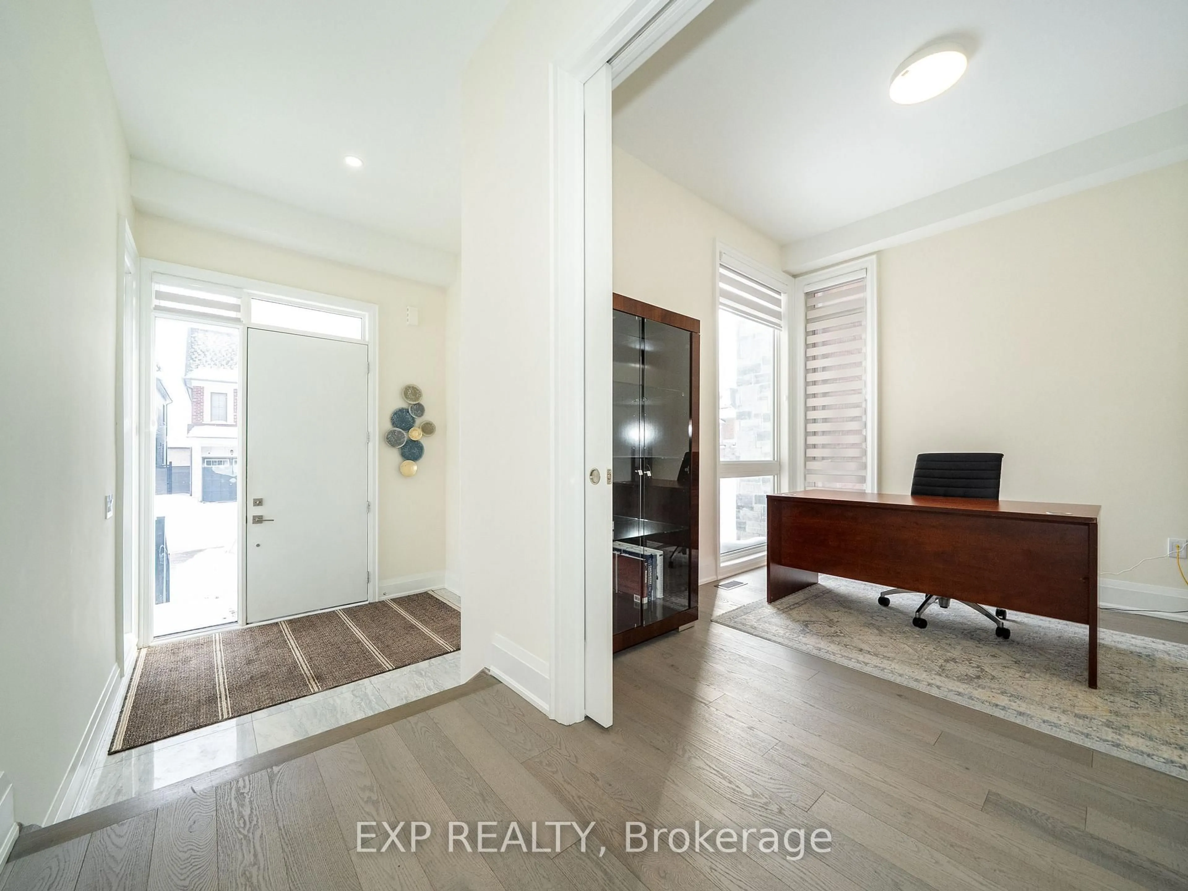 Indoor entryway for 121 Milky Way Dr, Richmond Hill Ontario L4C 4L9