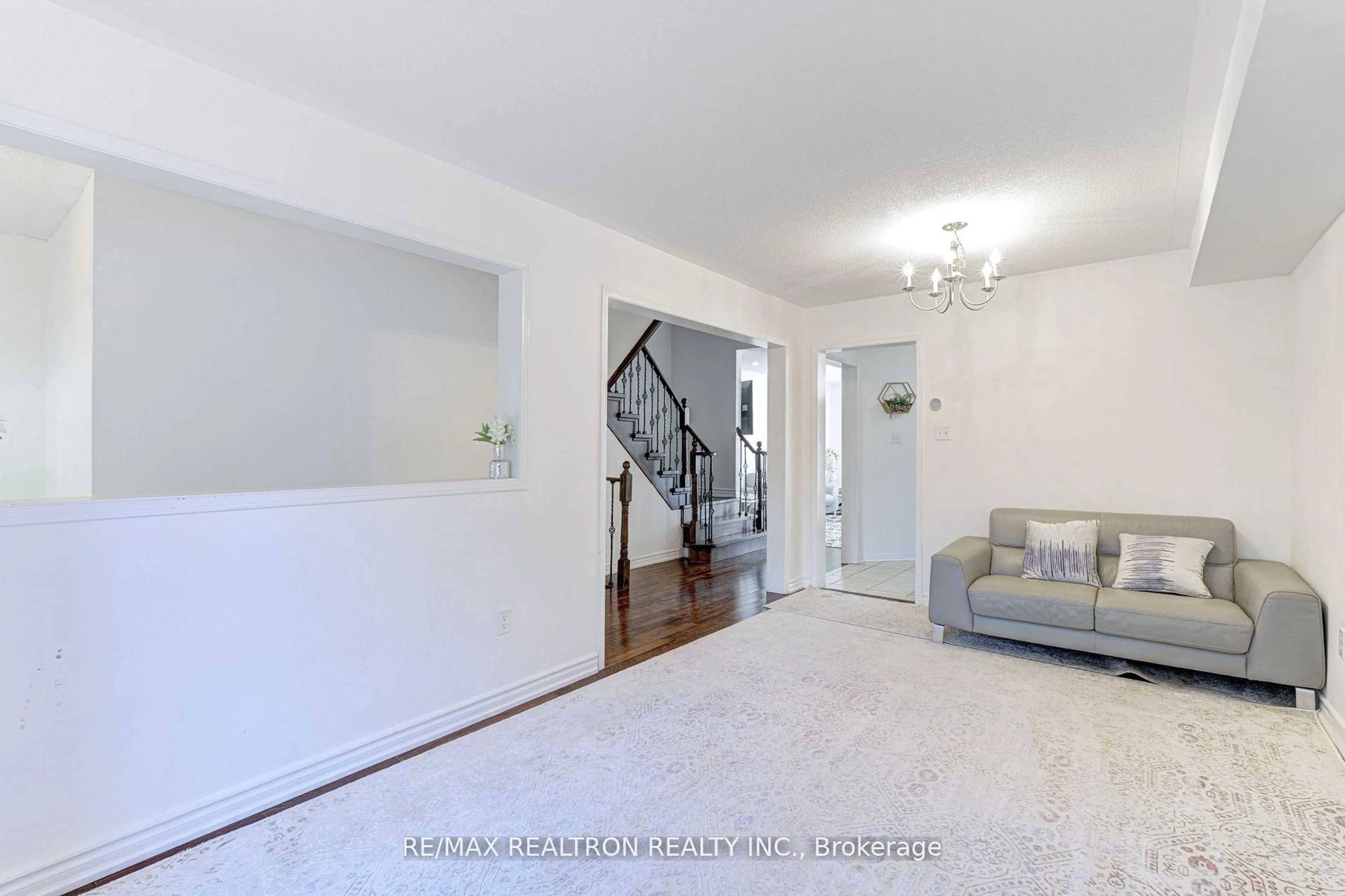 Indoor foyer for 88 Banbrooke Cres, Newmarket Ontario L3X 2W9