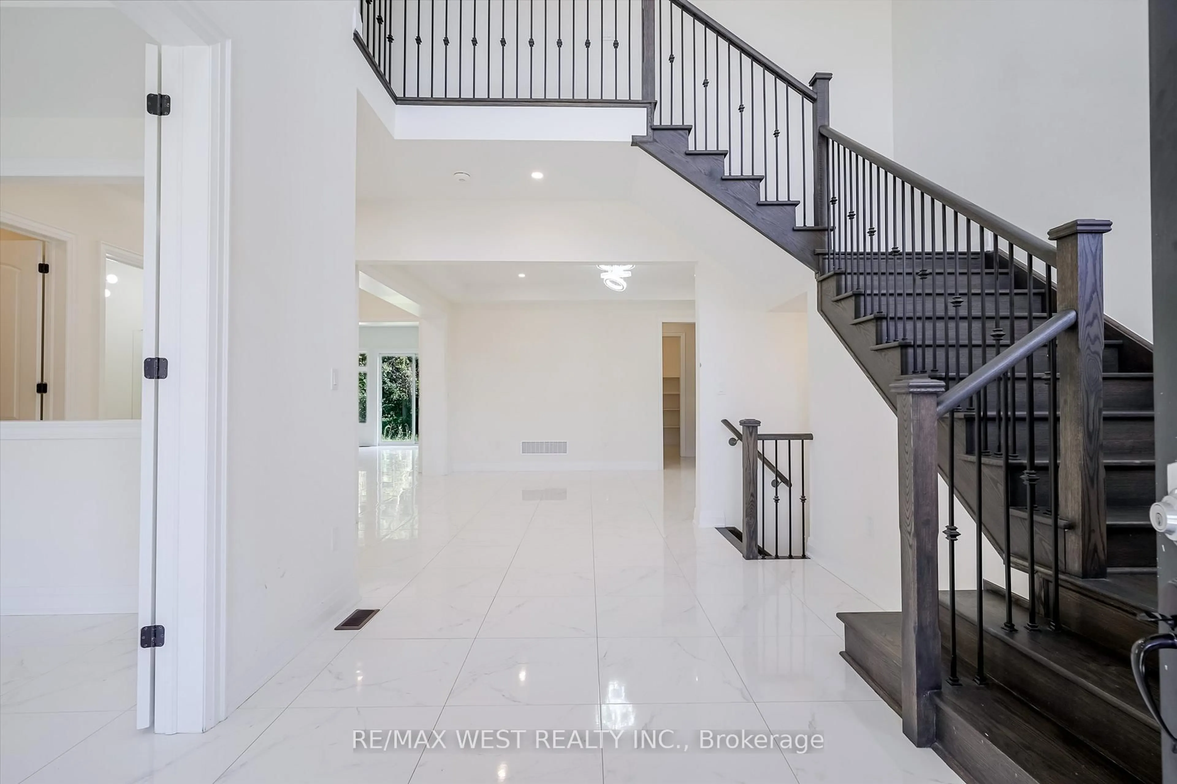 Indoor foyer for 106 Silk Twist Dr, East Gwillimbury Ontario L9N 0W4