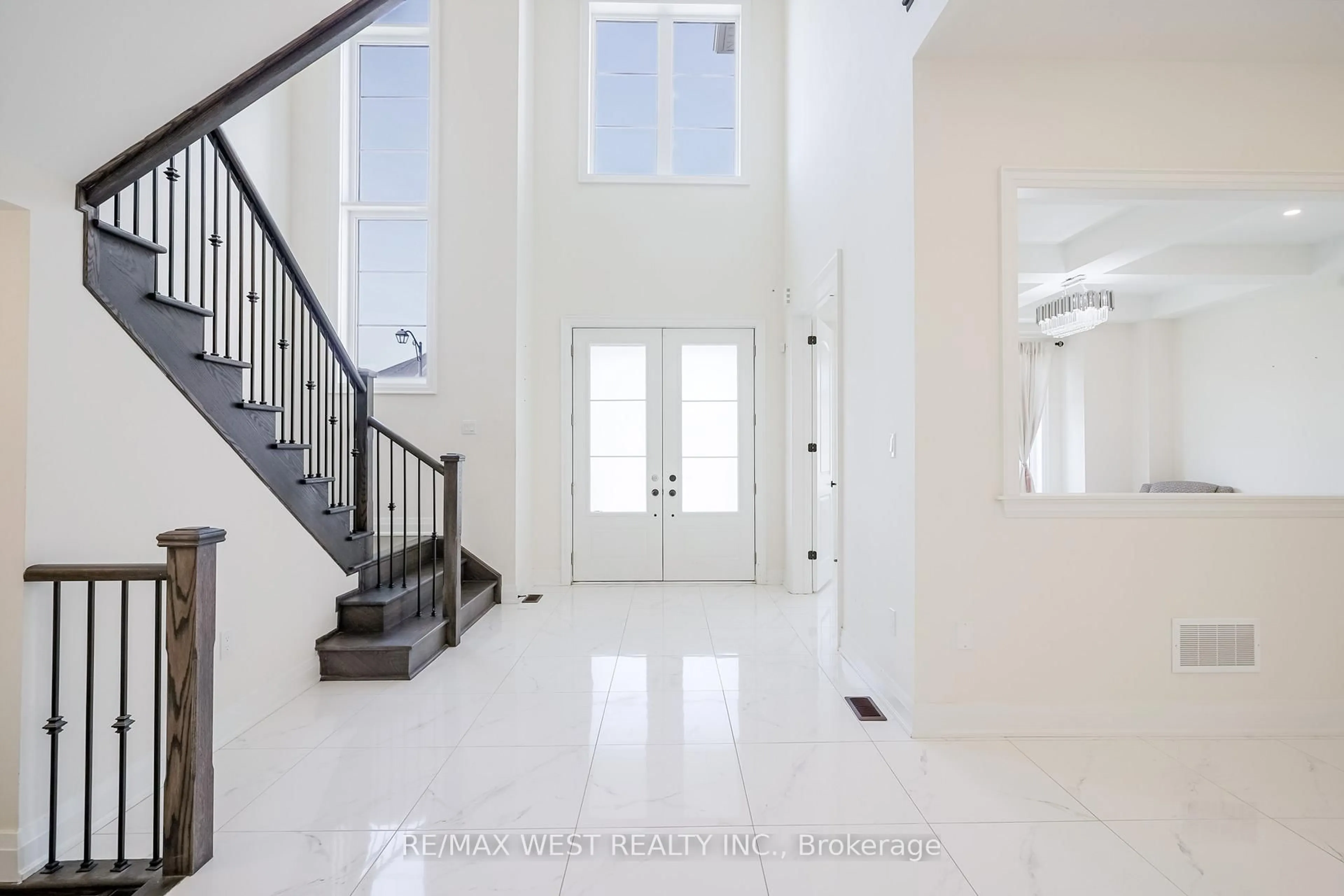 Indoor entryway for 106 Silk Twist Dr, East Gwillimbury Ontario L9N 0W4