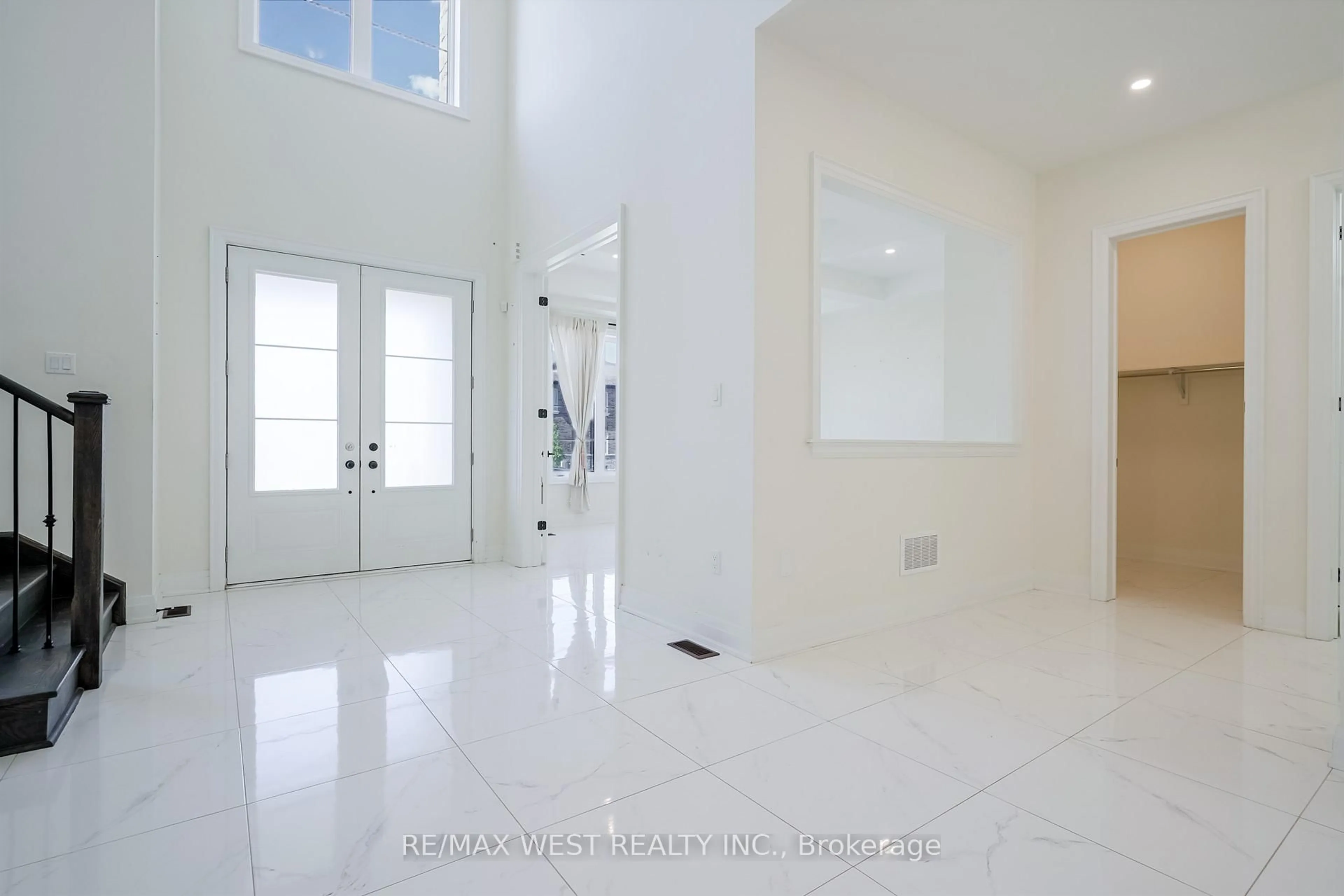 Indoor entryway for 106 Silk Twist Dr, East Gwillimbury Ontario L9N 0W4