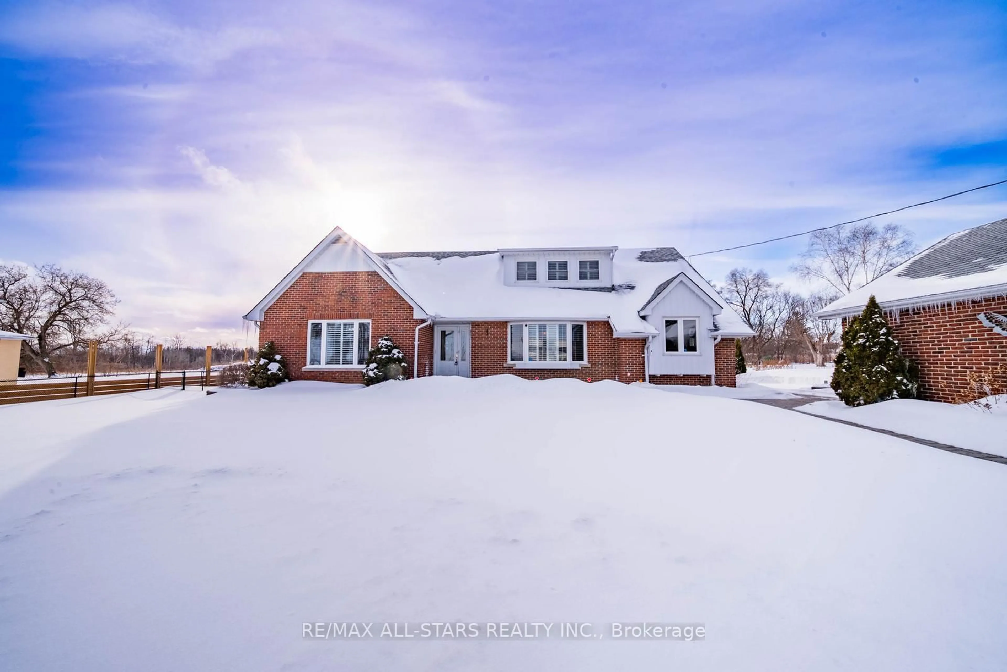 A pic from outside/outdoor area/front of a property/back of a property/a pic from drone, unknown for 20 Union St, Whitchurch-Stouffville Ontario L0H 1G0