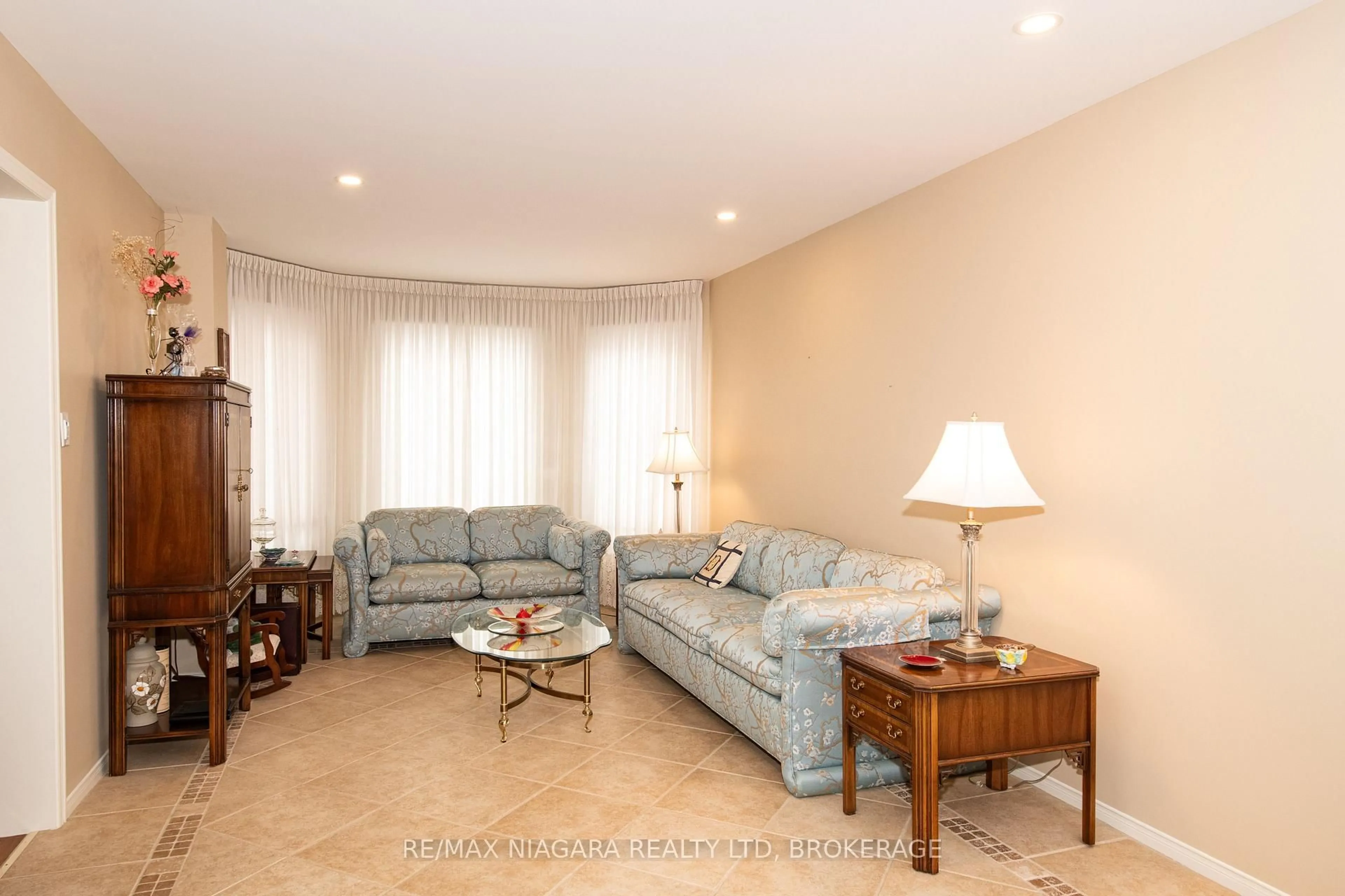 Living room with furniture, ceramic/tile floor for 120 Janesville Rd, Vaughan Ontario L4J 7A2