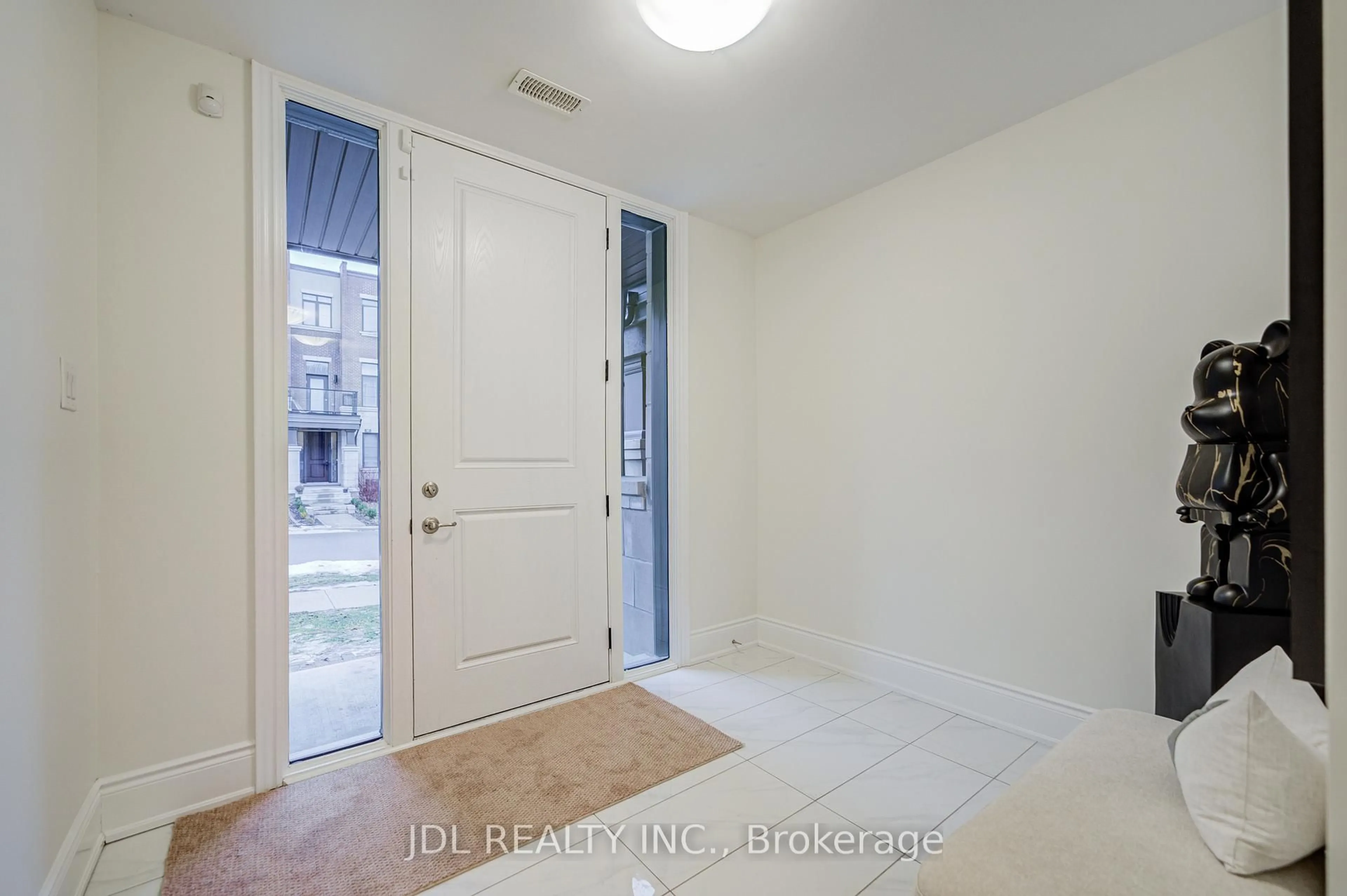 Indoor entryway for 94 Carrville Woods Circ, Vaughan Ontario L6A 4Z6