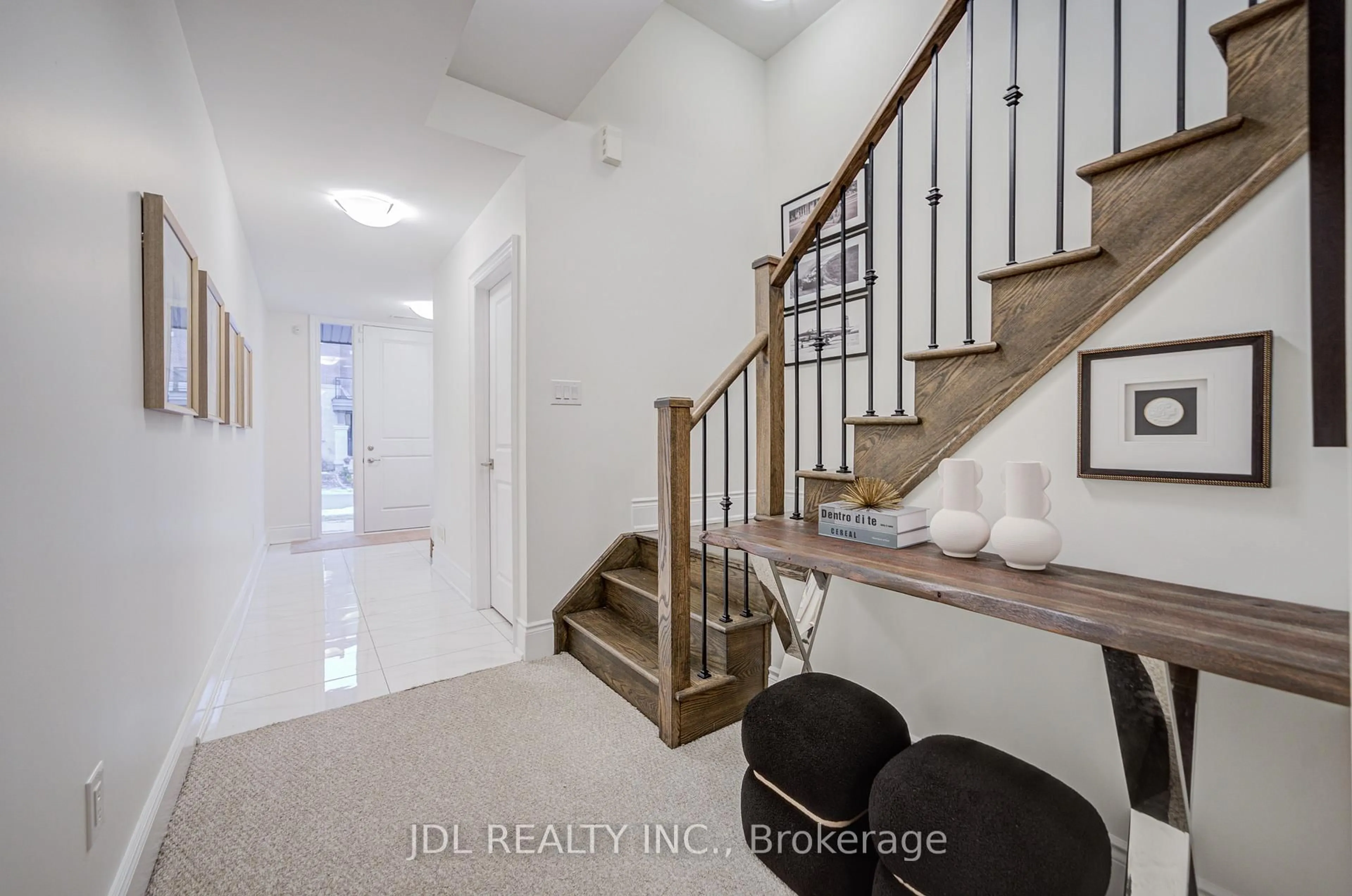 Indoor entryway for 94 Carrville Woods Circ, Vaughan Ontario L6A 4Z6