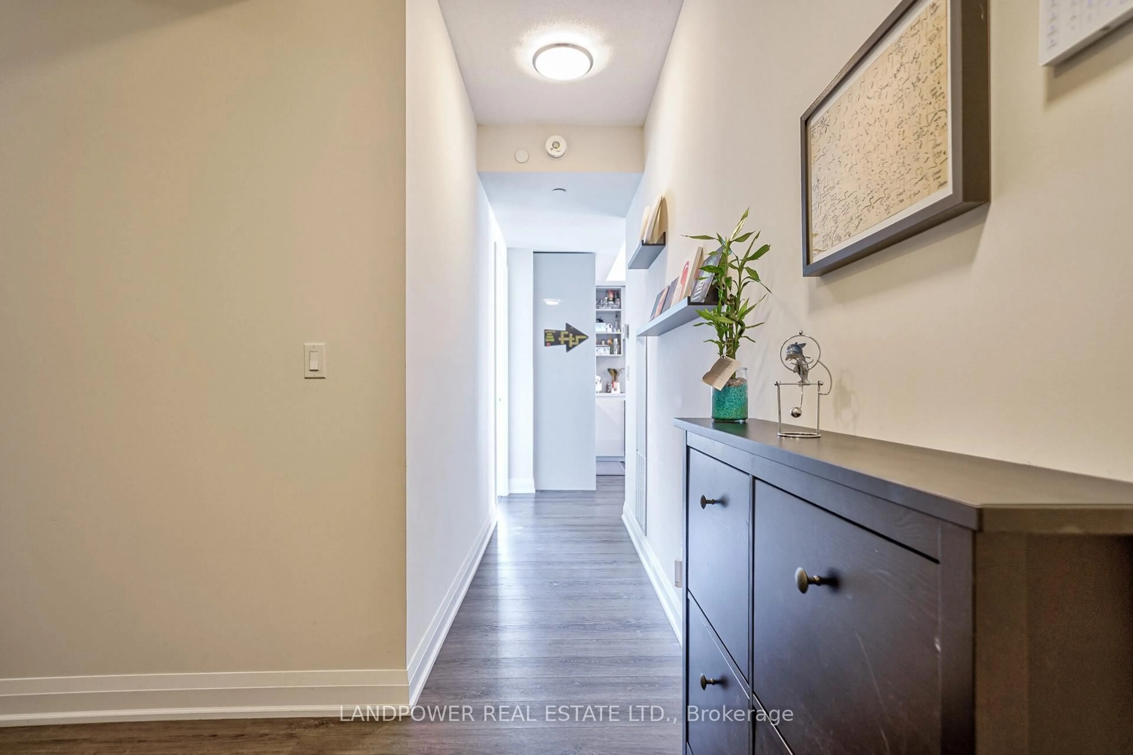 Indoor entryway for 396 Highway 7 Rd #711, Richmond Hill Ontario L4B 0G7