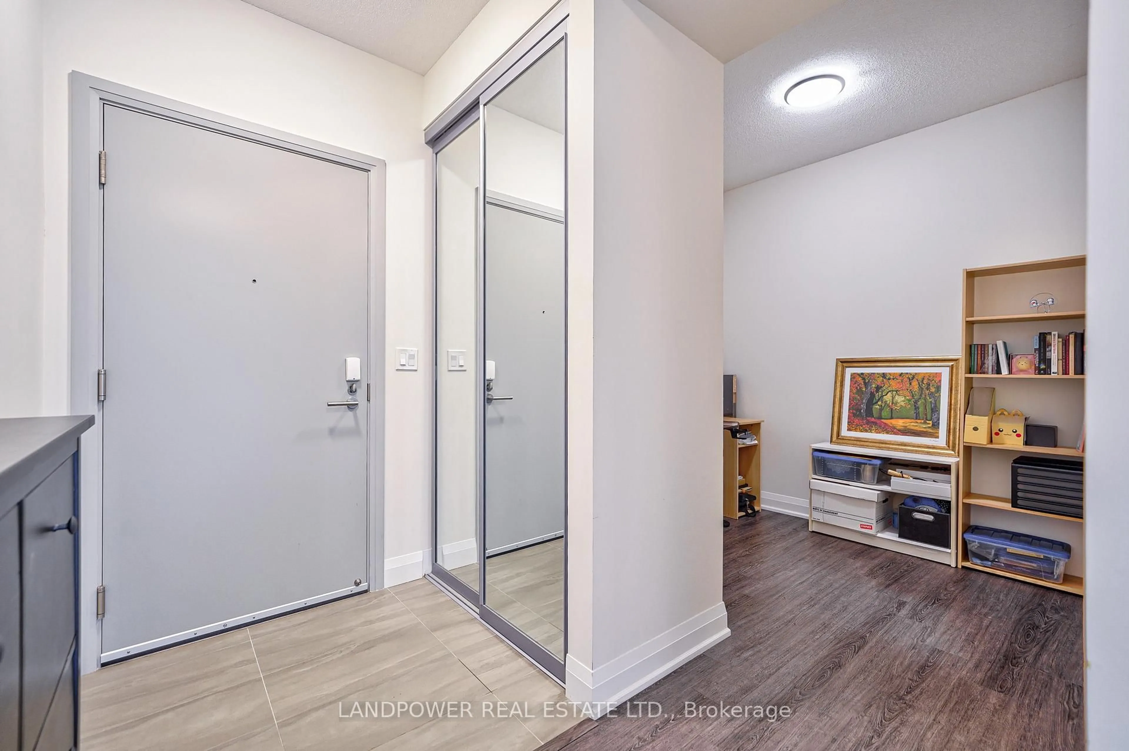 Indoor entryway for 396 Highway 7 Rd #711, Richmond Hill Ontario L4B 0G7