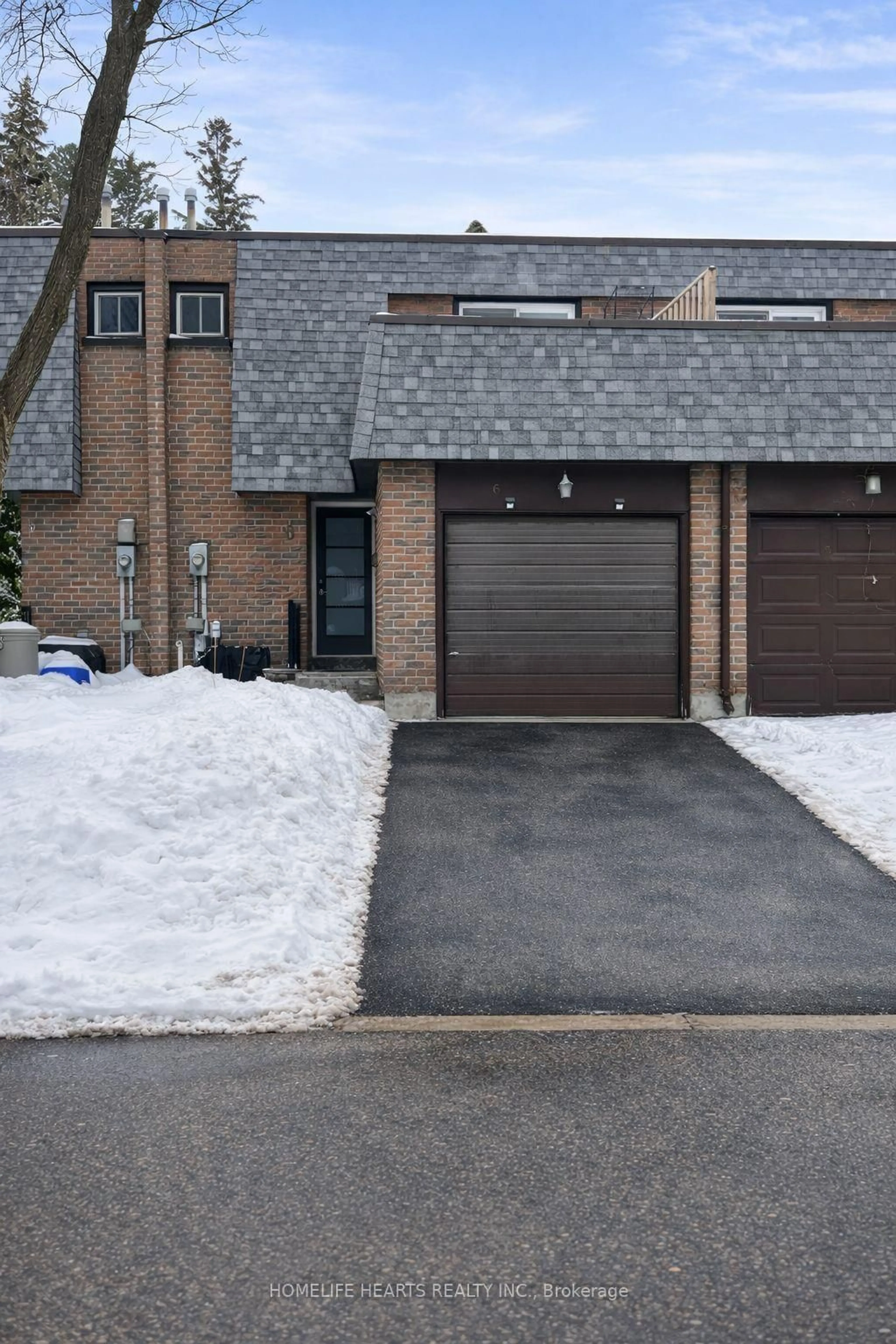 A pic from outside/outdoor area/front of a property/back of a property/a pic from drone, street for 6 Woodglen Way, Markham Ontario L3R 3A8