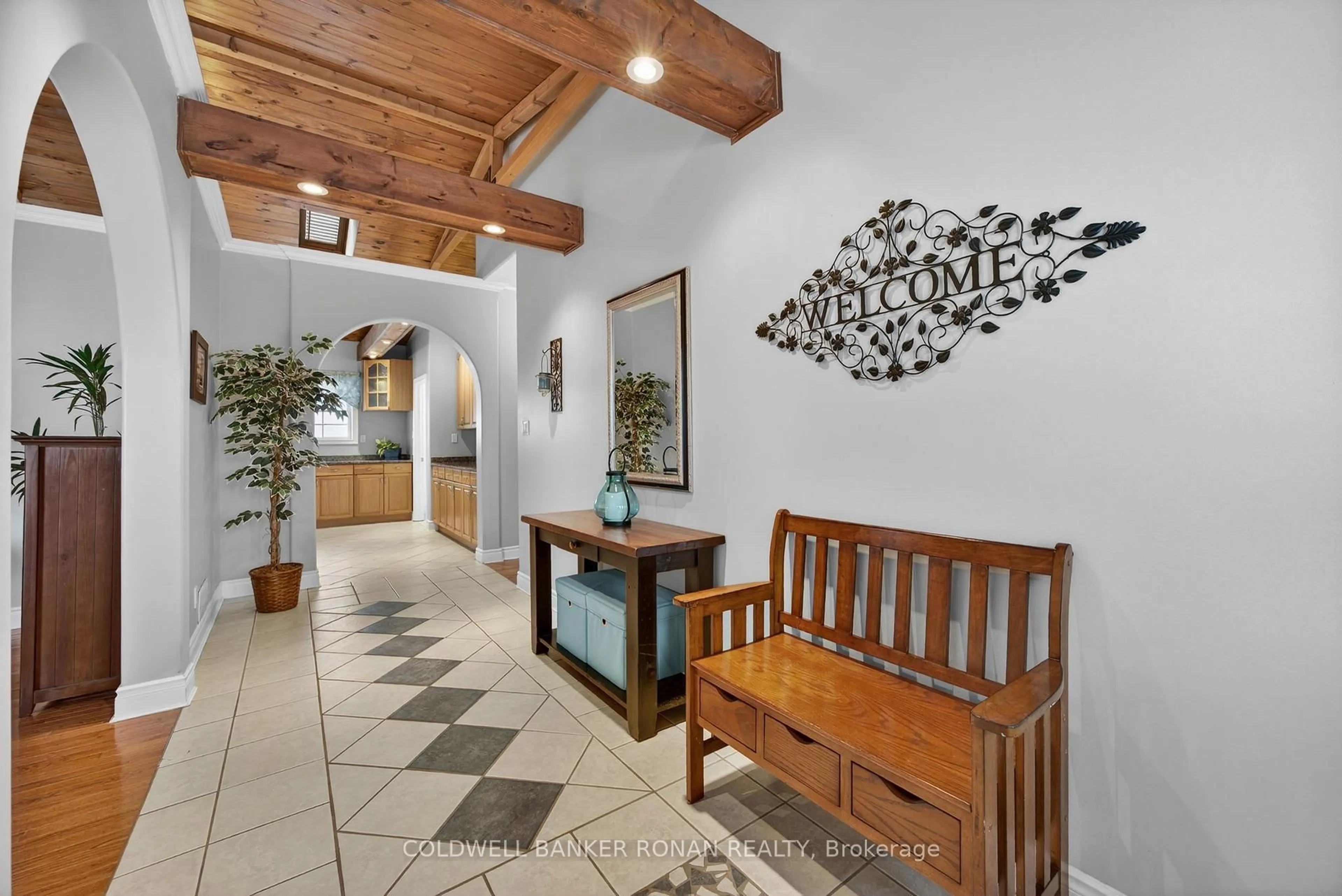 Indoor entryway for 4886 15th Sdrd, New Tecumseth Ontario L0L 1L0