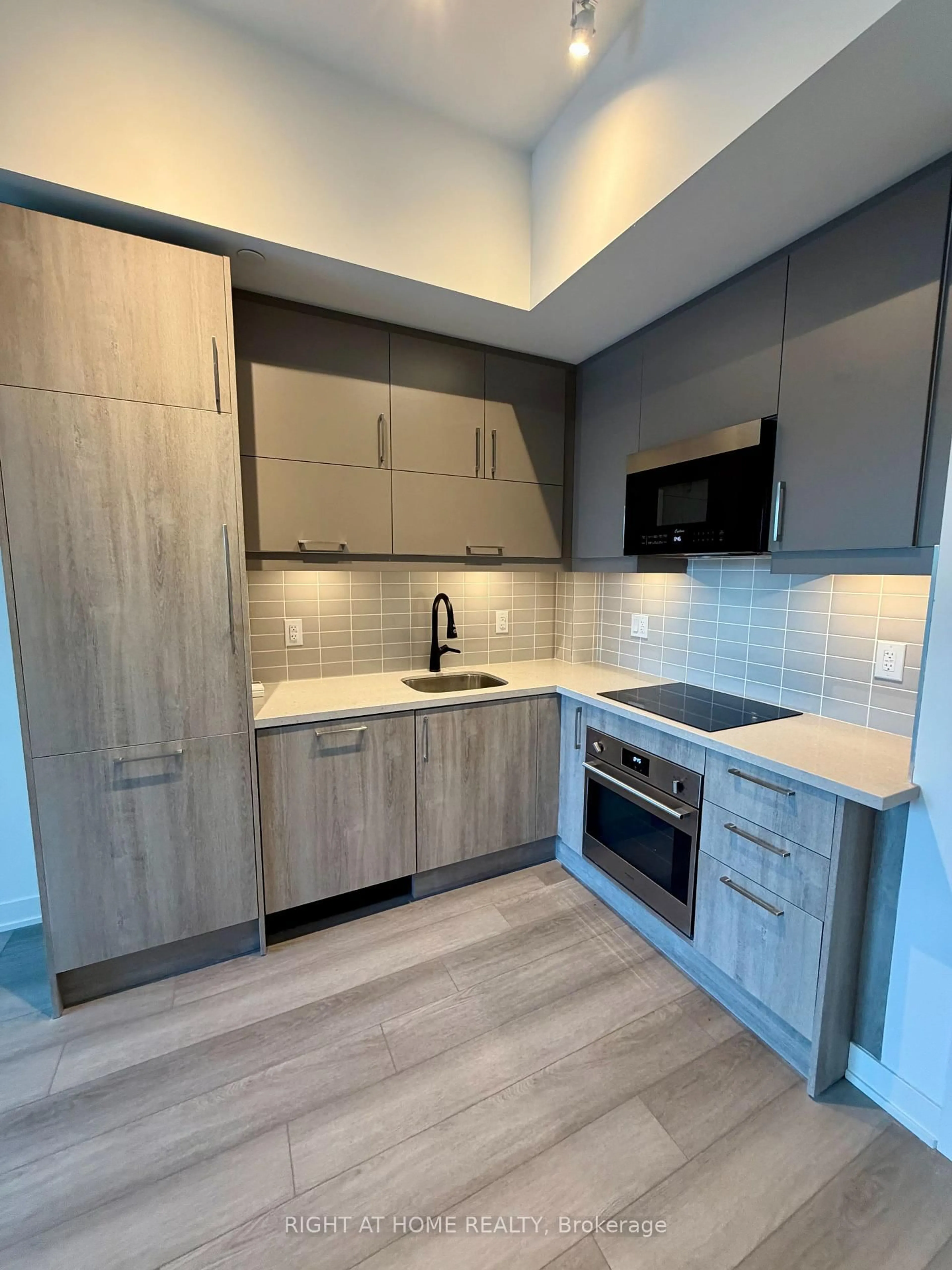 Unknown for 8119 Birchmount Rd #1032, Markham Ontario L6G 0H6