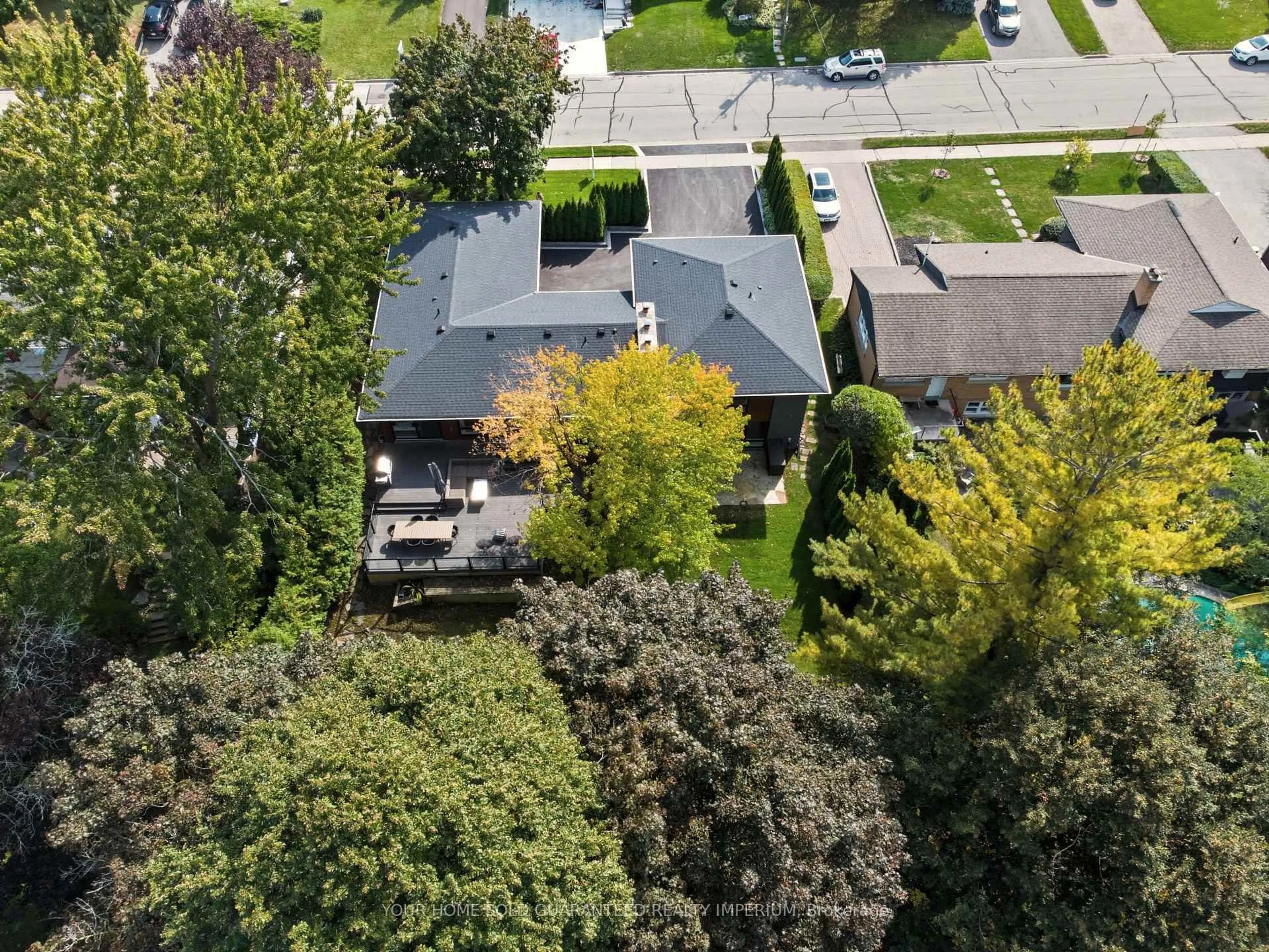 A pic from outside/outdoor area/front of a property/back of a property/a pic from drone, street for 48 Royal Rd, Aurora Ontario L4G 1A9