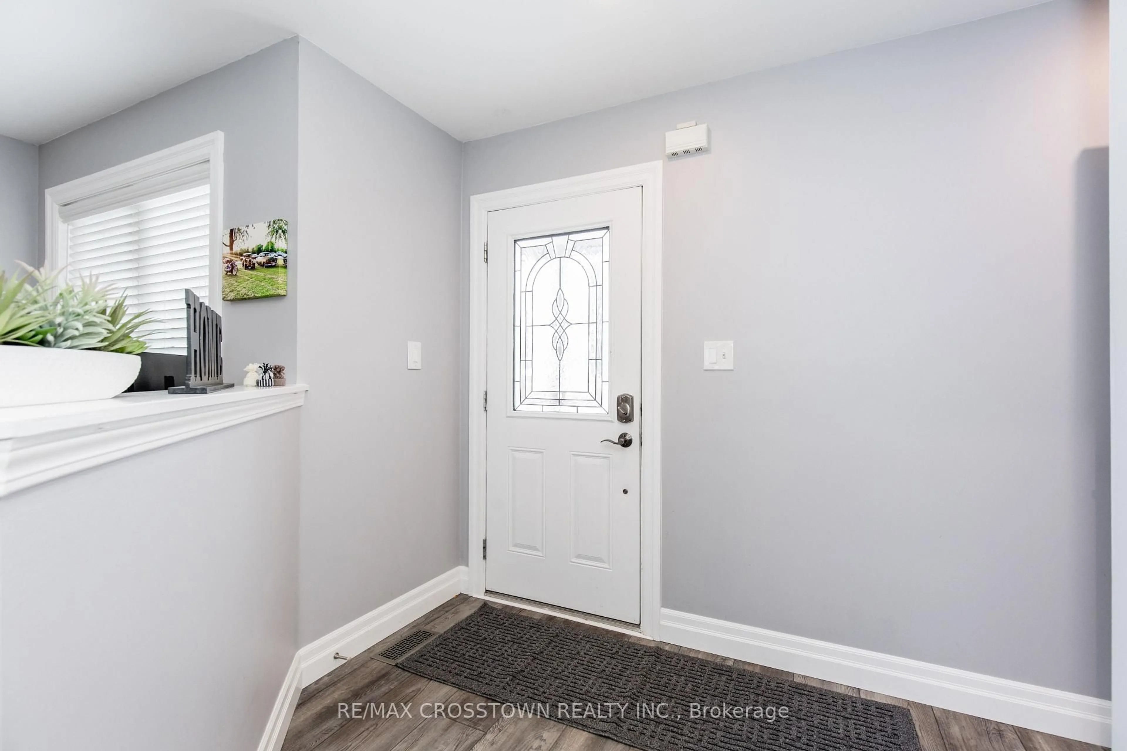 Indoor entryway for 2237 Sproule St, Innisfil Ontario L9S 0E2