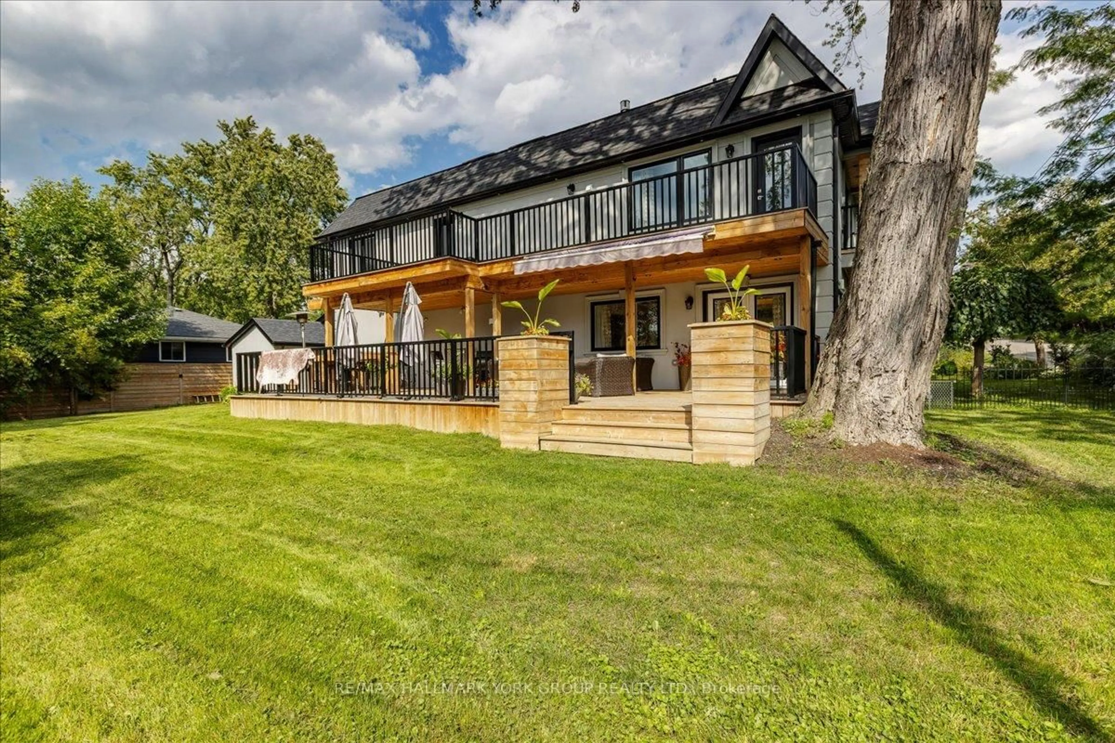 A pic from outside/outdoor area/front of a property/back of a property/a pic from drone, unknown for 181 Bowling Green Rd, Georgina Ontario L4P 3C8