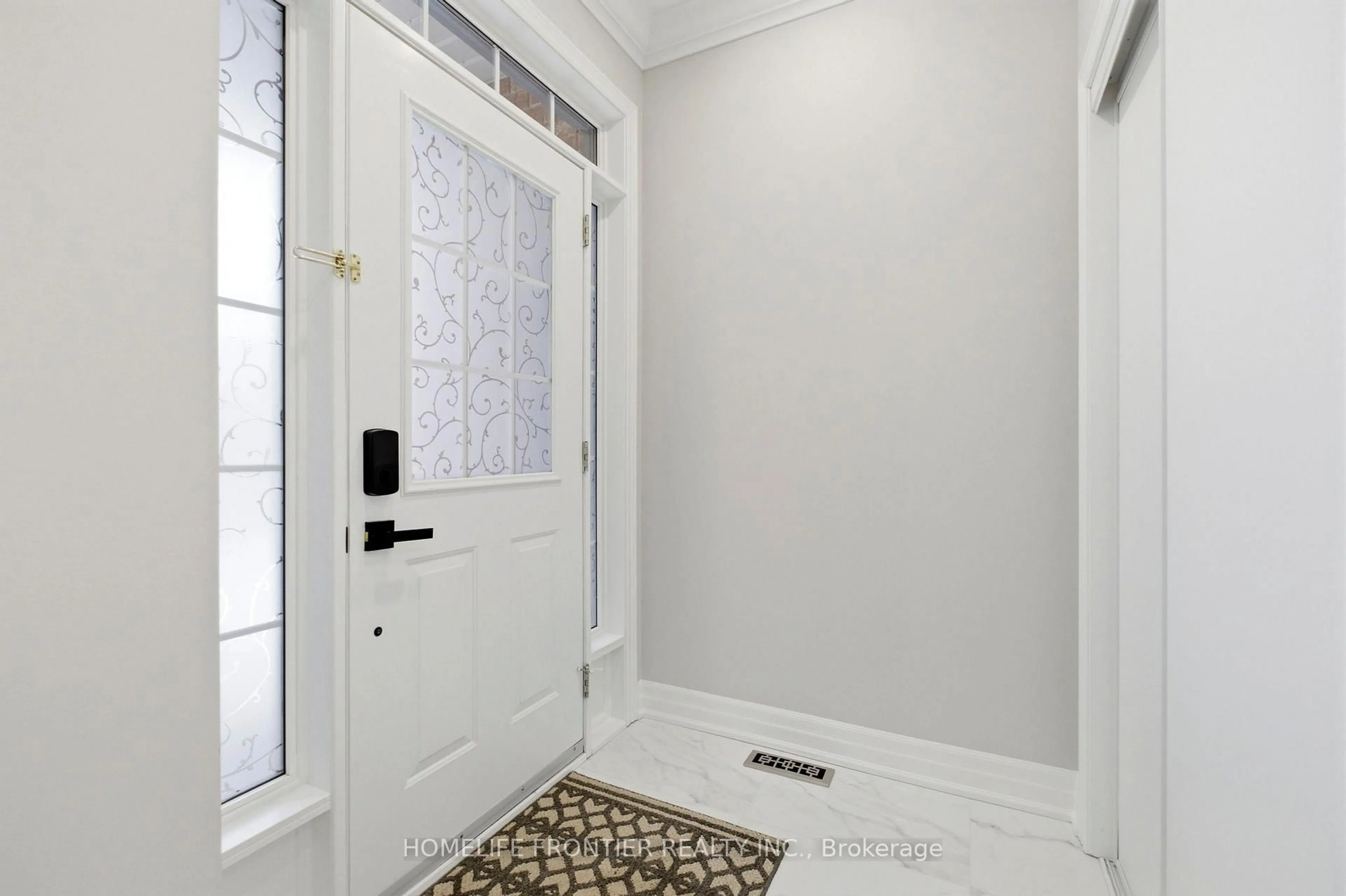 Indoor entryway for 107 Mynden Way, Newmarket Ontario L3X 3B7