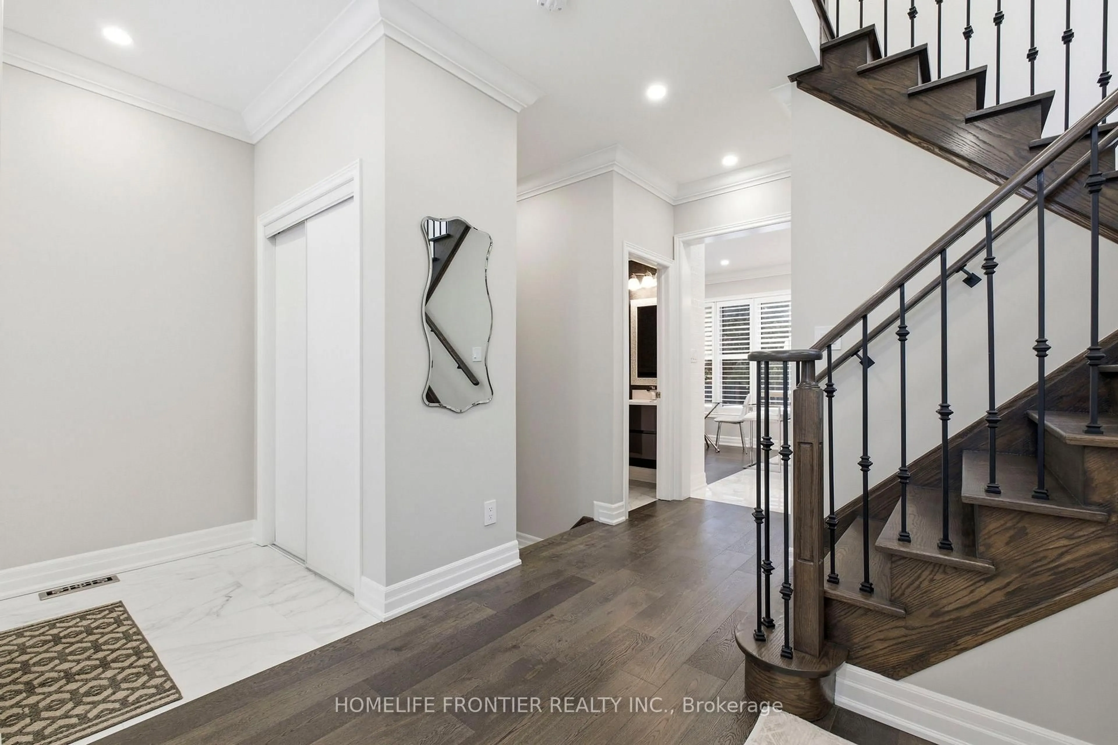 Indoor entryway for 107 Mynden Way, Newmarket Ontario L3X 3B7