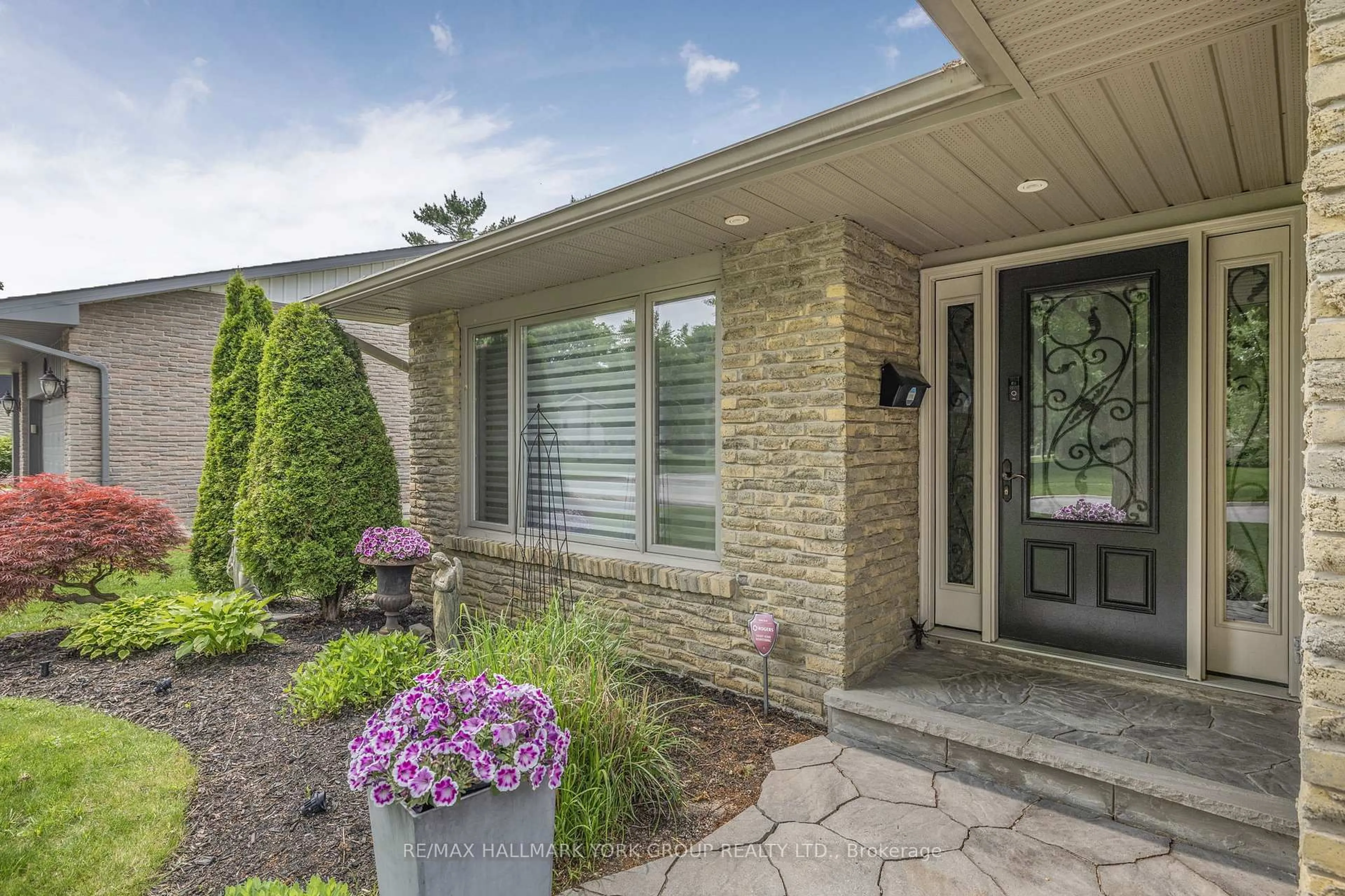 Home with brick exterior material, street for 82 Fairway Dr, Aurora Ontario L4G 2H4