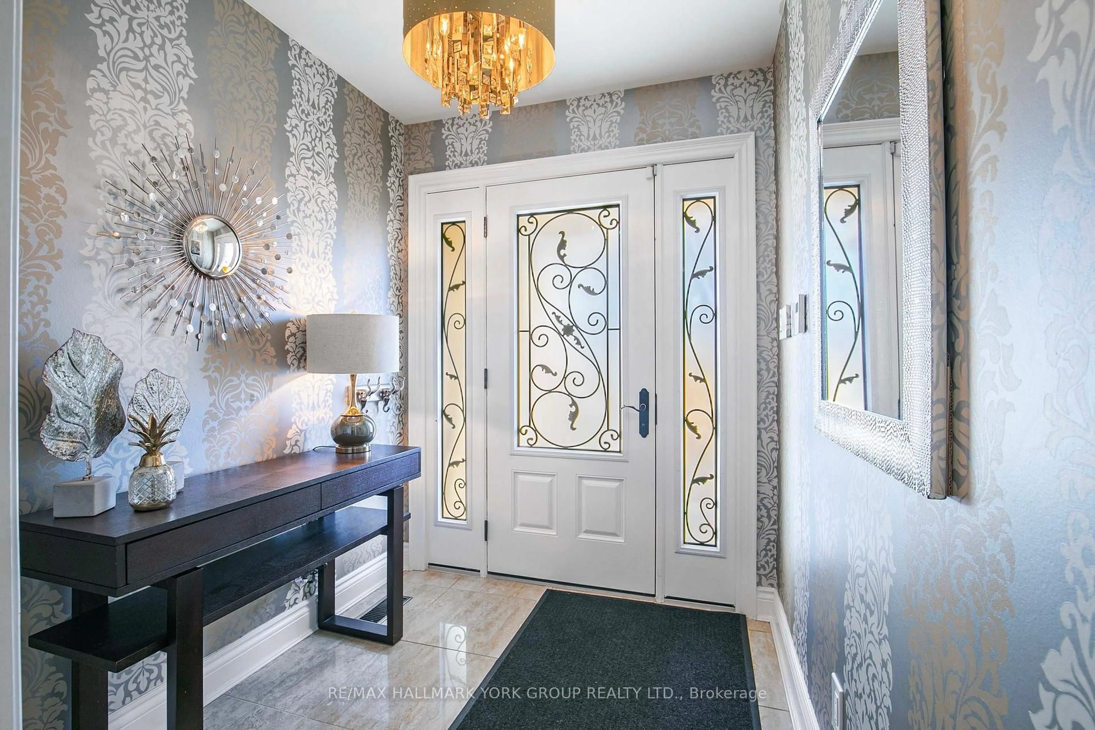 Indoor entryway for 82 Fairway Dr, Aurora Ontario L4G 2H4