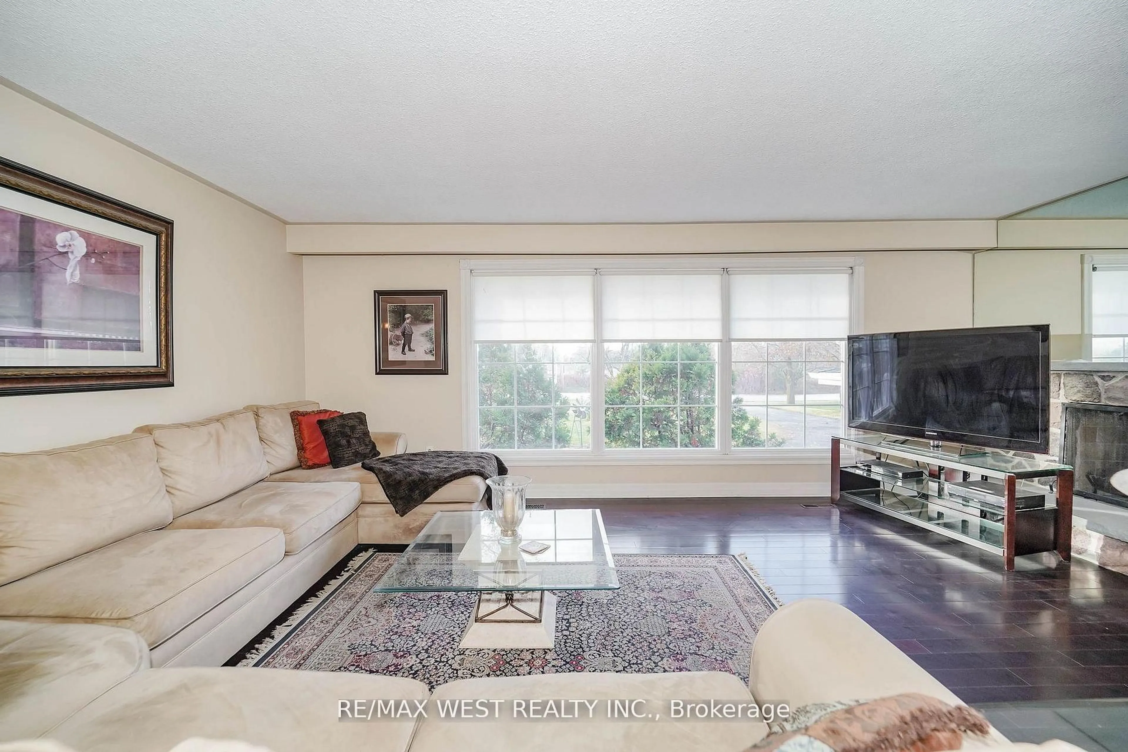 Living room with furniture, unknown for 5949 Concession 6 Rd, Uxbridge Ontario L9P 0L6