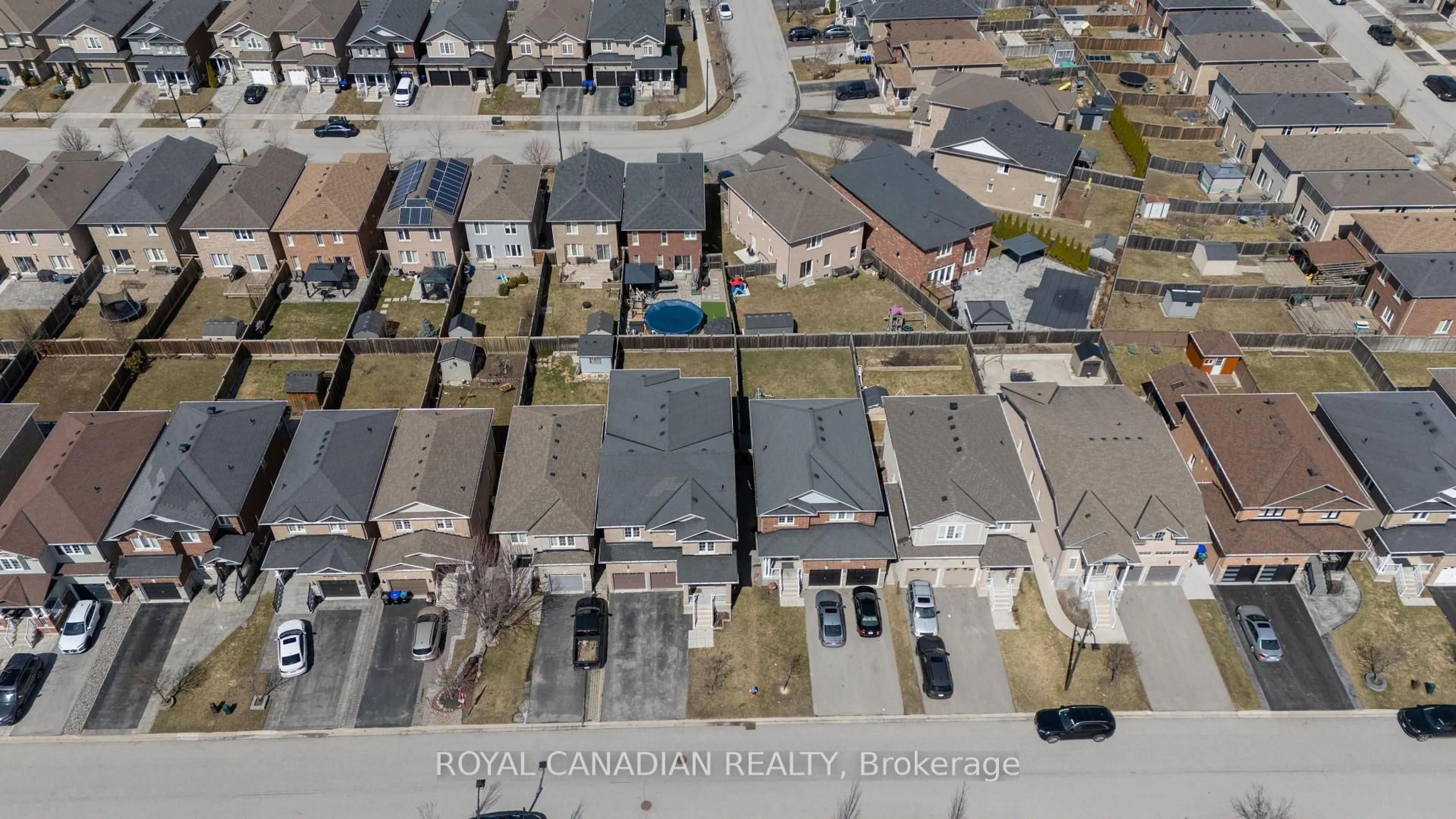 A pic from outside/outdoor area/front of a property/back of a property/a pic from drone, street for 213 Richardson Cres, Bradford West Gwillimbury Ontario L3Z 0R5