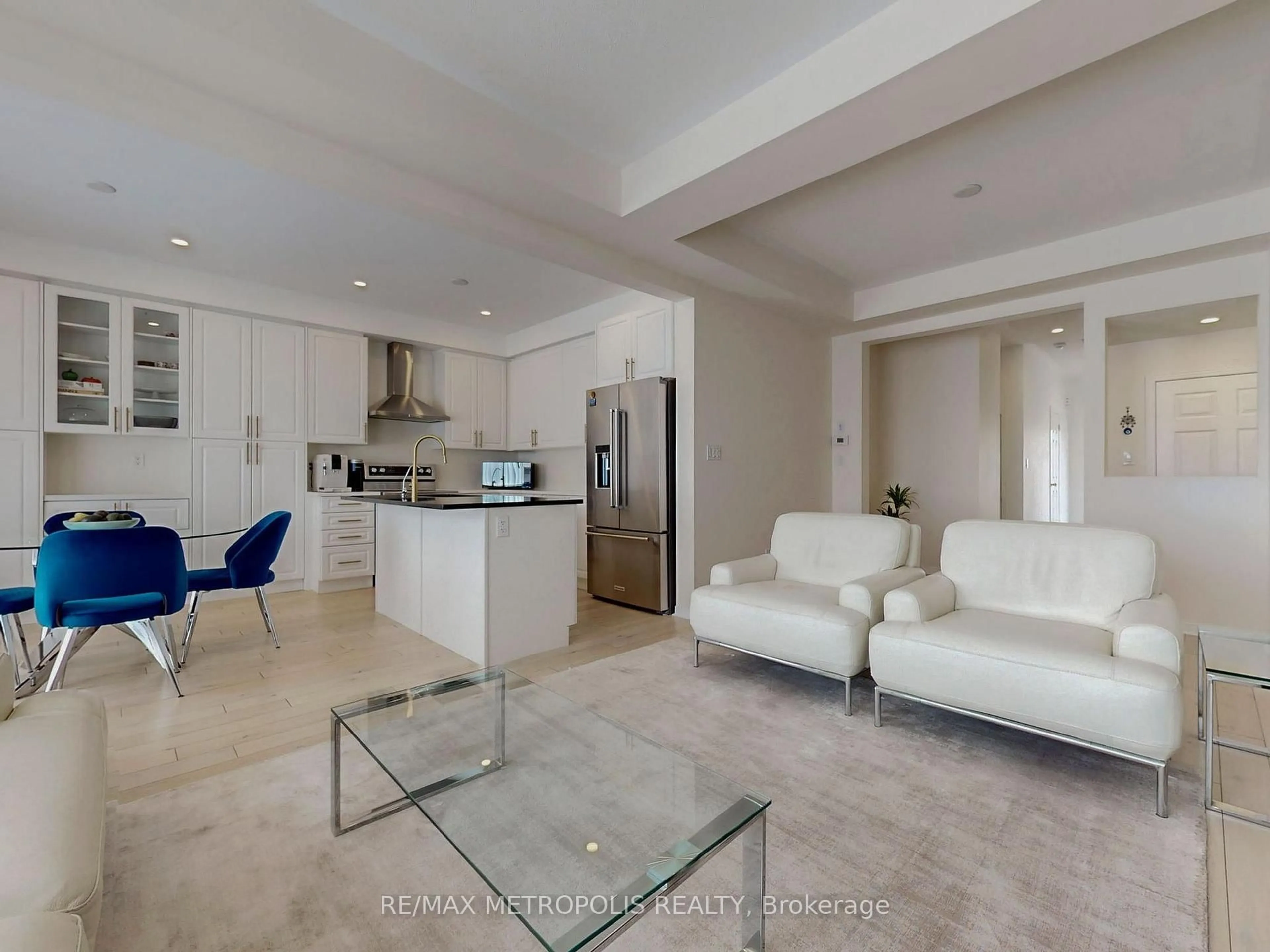 Open concept kitchen, ceramic/tile floor for 16 Hartney Dr, Richmond Hill Ontario L4S 0J8