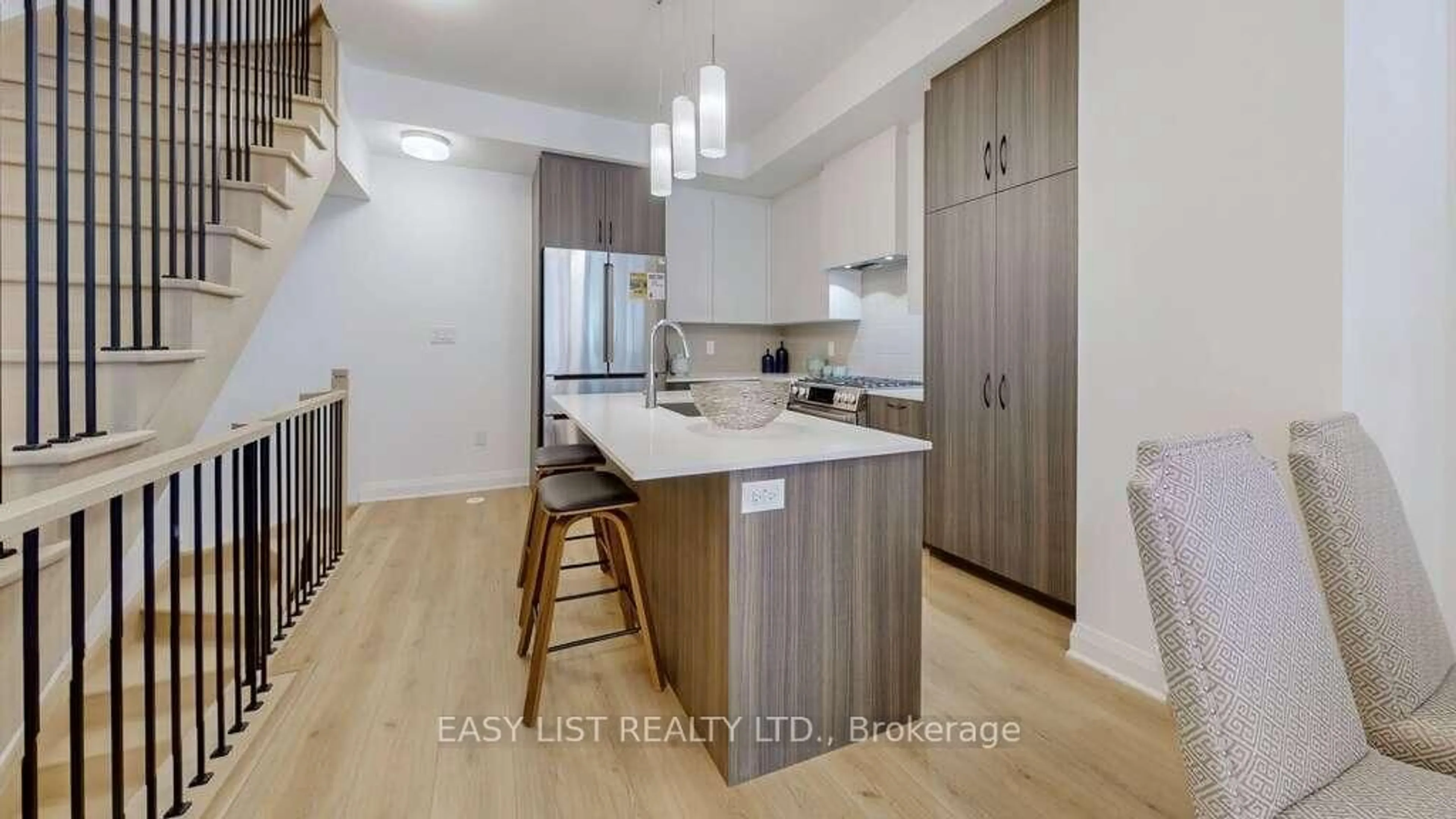 Open concept kitchen, wood/laminate floor for 150 Alton Cres, Vaughan Ontario L4J 0M1